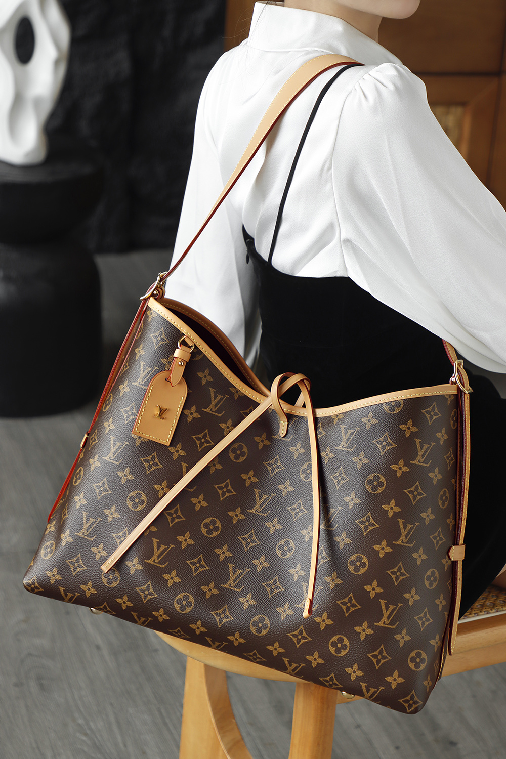 Louis Vuitton Carryall Handbag – Effortless Style, Versatile Everyday Bag
