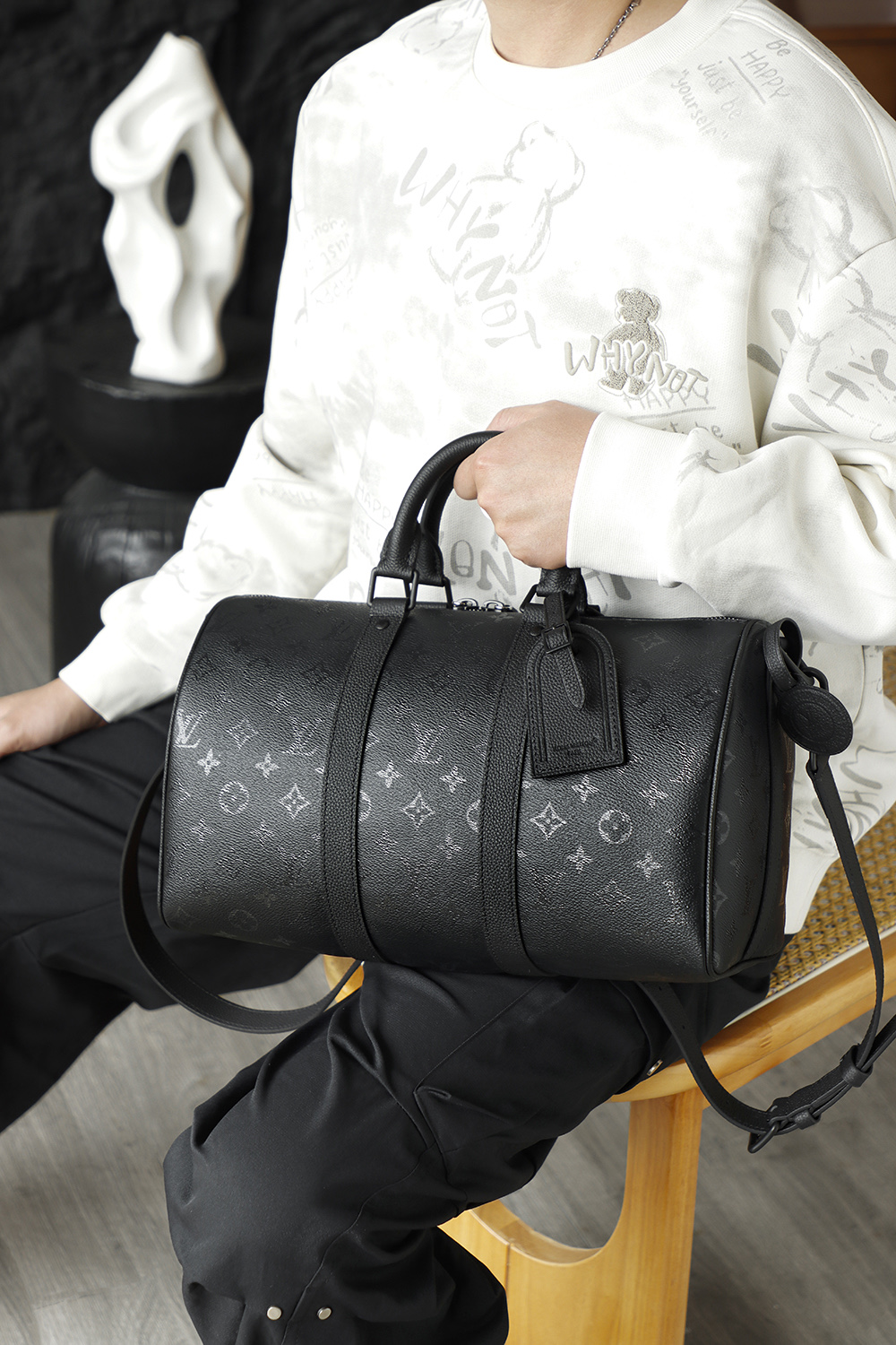 M28370 Keepall 35 is the perfect size for urban men's commuting or short trips, combining practicality and style in one go!