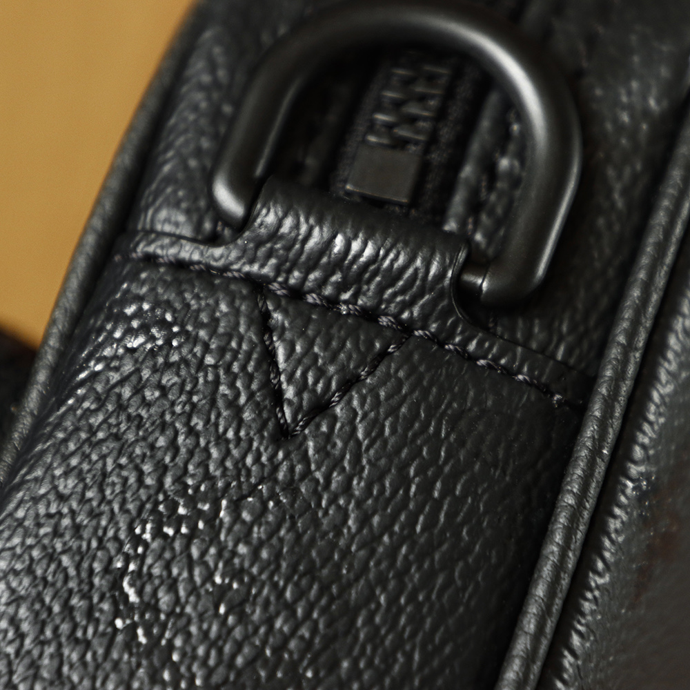 Louis Vuitton M26783 Messenger Bag – Elegant Crossbody for Modern Lifestyle