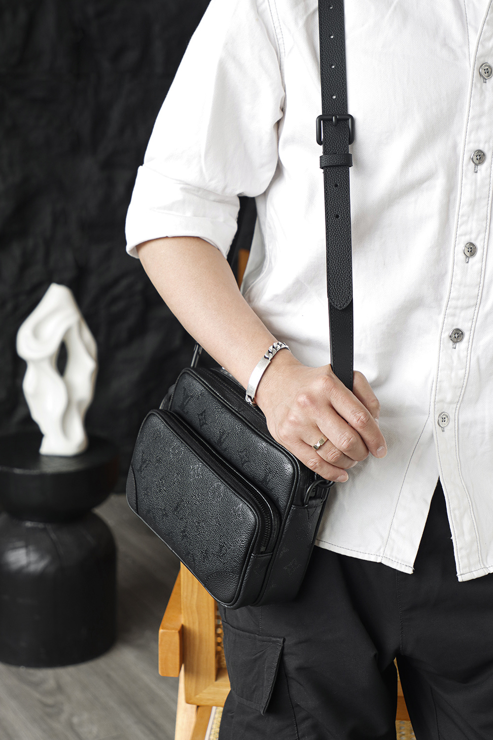 M26783 New Nil Messenger Bag - The ultimate choice for men's commuting and street style. Midnight black, understated and steady, it exudes a modern vibe the moment you wear it!