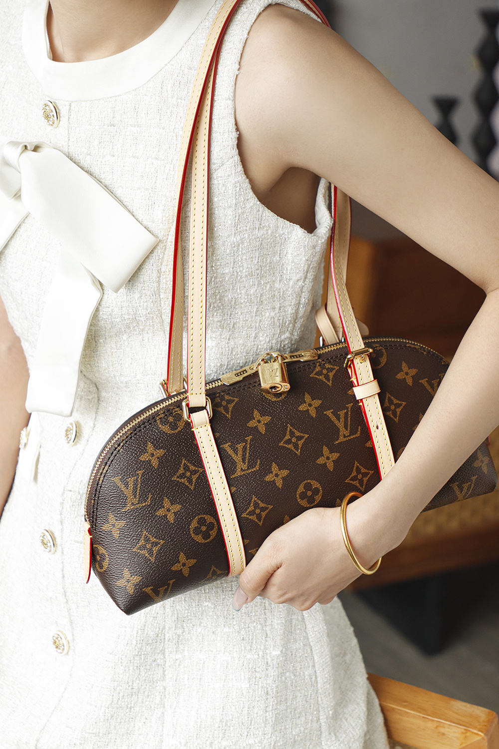 M28953 new hand-held underarm bag Squire east west looks so exquisite! Full of vintage feel, more sleek and refined than vintage style, and more versatile!