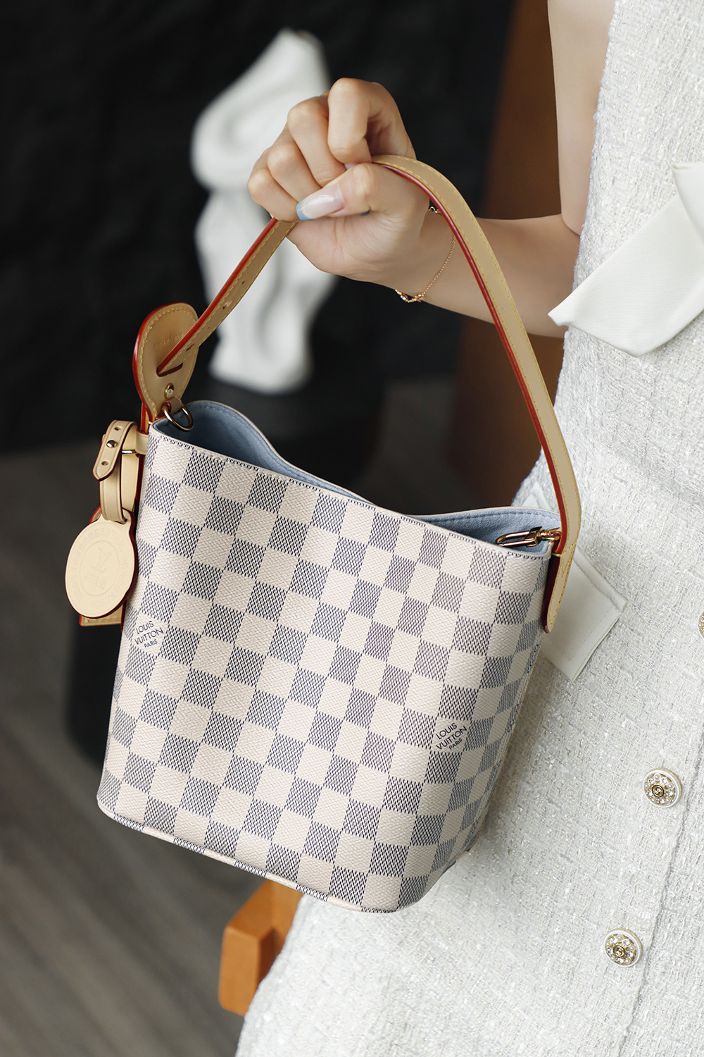 N40855 White checkerboard: the ultimate spring/summer relaxed vibe! It carries a refreshing, airy feel that is both clean and high-end!
