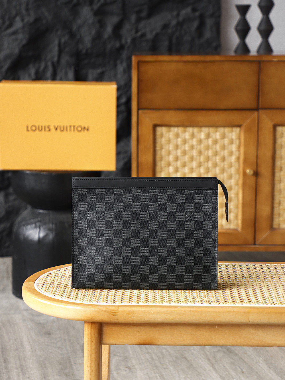 NO:812518,Special grade Pochette Voyage toiletry bag M41696 Special grade AS private version Black and gray style Pochette Voyage clutch bag, classic Damier The Graphite black checkerboard pattern is deep and restrained, showing a high-end texture in silent areas. The neat and straight bag shape is equipped with practical zipper opening and multiple card slots. It can be held calmly in business situations. It can be stored casually and calmly in daily travel. It is low-key and stylish and can be matched with everything! Hardware thickly plated 24k all steel, size 27*21*6cm, LV special version, louis vuitton, handbag19860909特级 Pochette Voyage 洗漱包 M41696 特级AS私品版 黑灰格調Pochette Voyage手拿包,經典Damier Graphite黑棋盤格,深邃內斂,於無聲處顯高級質感,俐落挺括的包型,搭配實用拉鍊開合與多卡位設計,商務場合持握盡顯沉穩,日常出行收納隨性從容,低調有型,百搭不出錯！ 五金厚镀24k全鋼 尺寸27*21*6cm,LV特级版本,louis vuitton,handbag,Bag