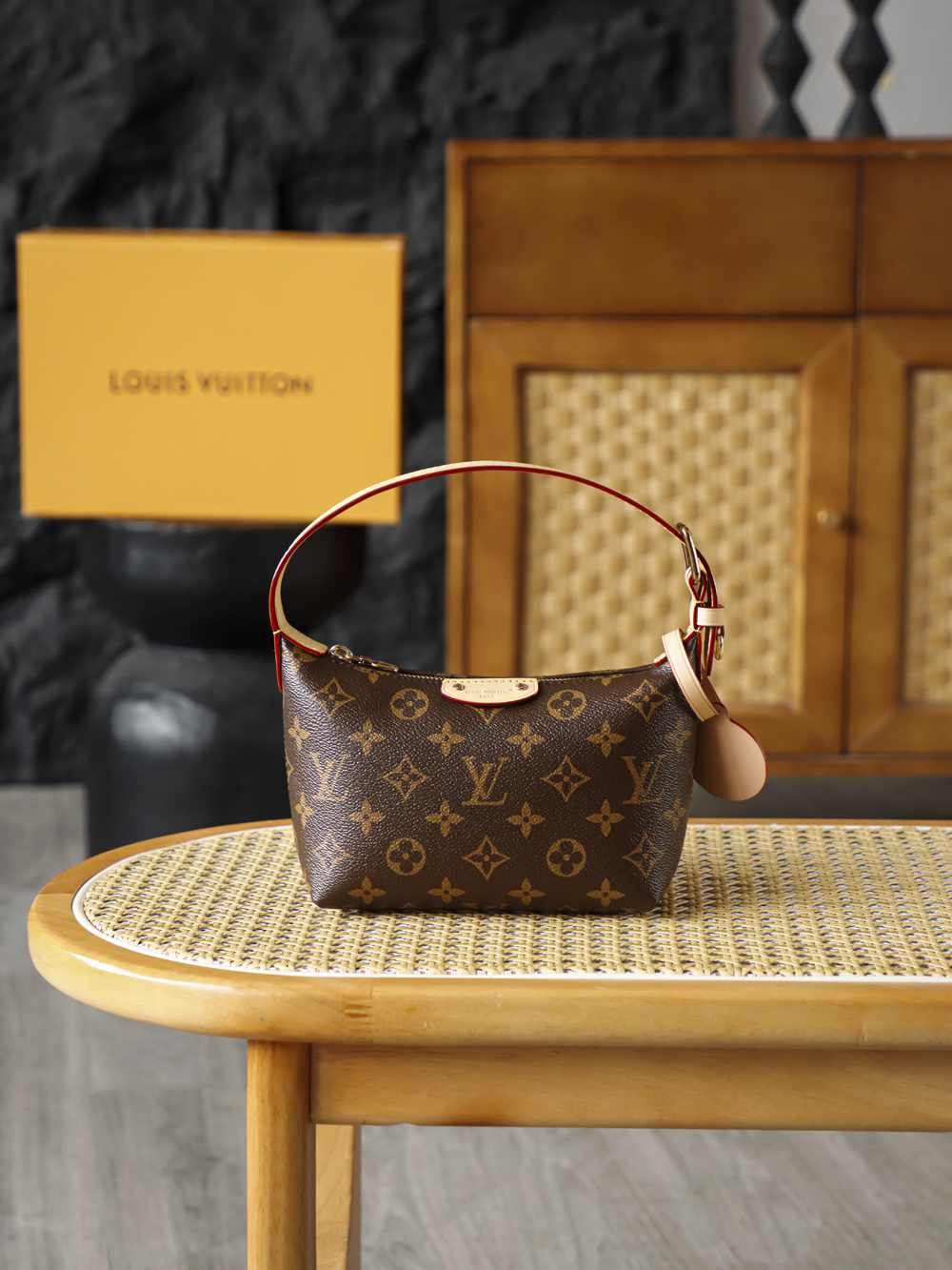 Pochette Hills Handbag M27509