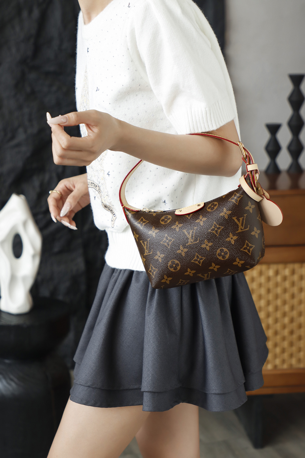 M27509 exudes a French-inspired lazy charm, gentle and elegant when carried by hand, casual and relaxed when worn on the shoulder, effortlessly achieving a luxurious and high-end feel!