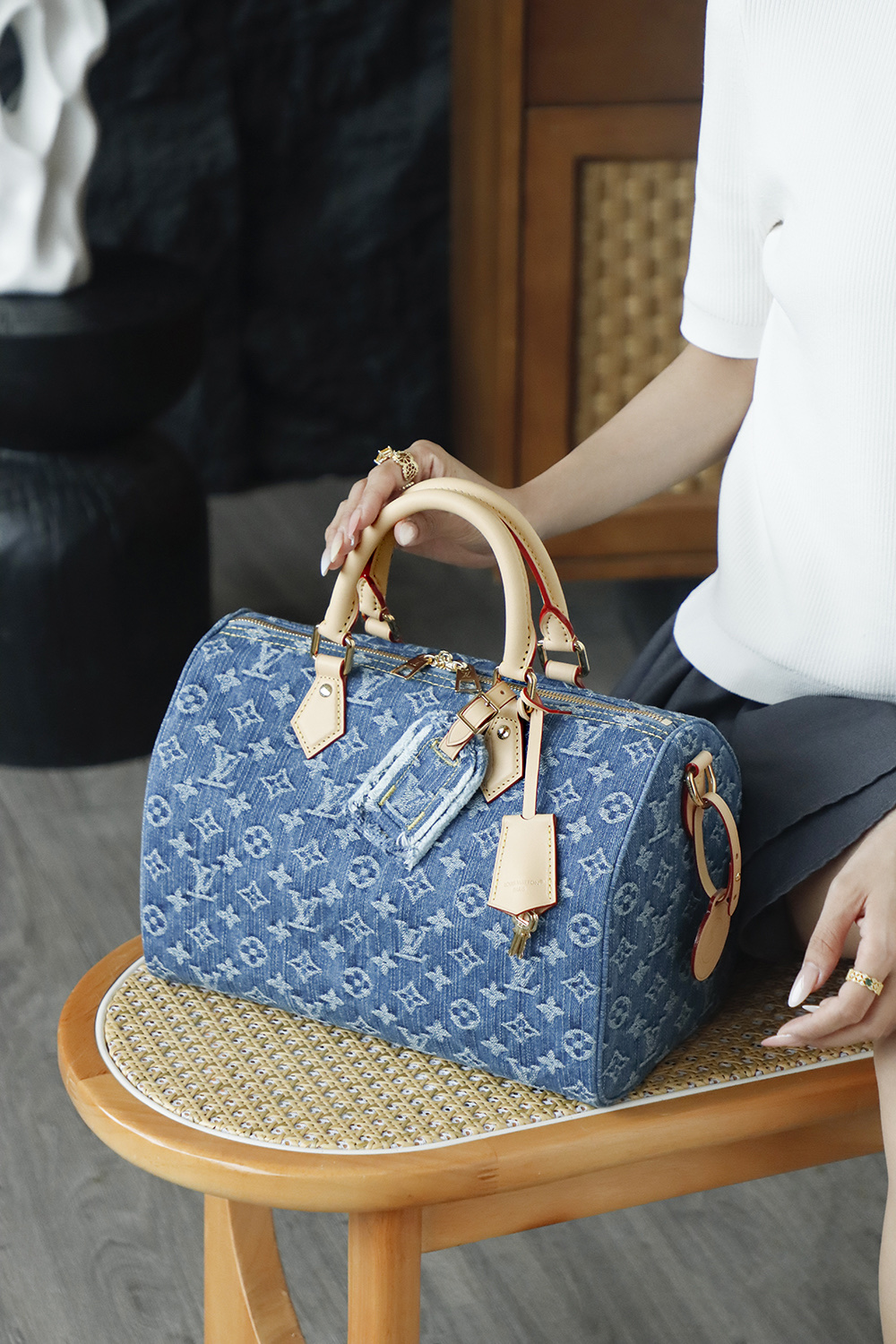 M14430 Speedy30 in denim blue is soft and vintage! The relaxed fit gives a full vintage vibe, perfect for daily commute and travel! The more you use it, the more it exudes vintage aesthetics. The bag itself is very lightweight and can satisfy the need for large capacity!