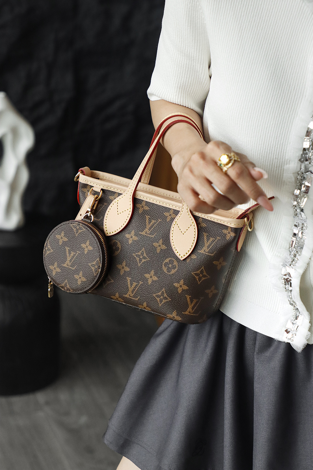 M46705 looks incredibly elegant when worn. It can be carried by hand or worn on the shoulder. Adding the strap makes it even more stylish, giving off a vintage vibe wherever you go. Neverfull BB is enough!