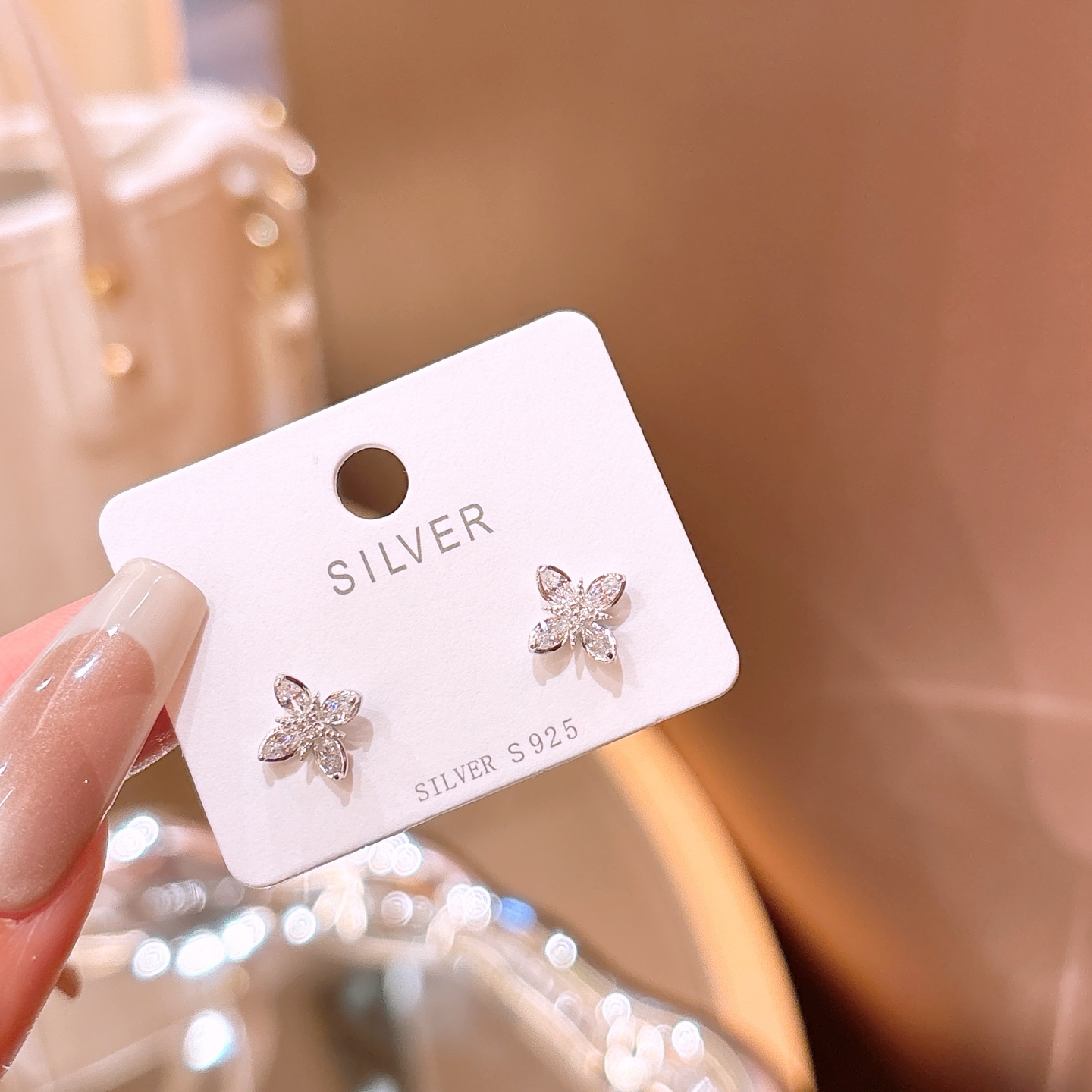 Hochglanzpoliertes Silber Ohrringe Ätherisch Abschluss Silber