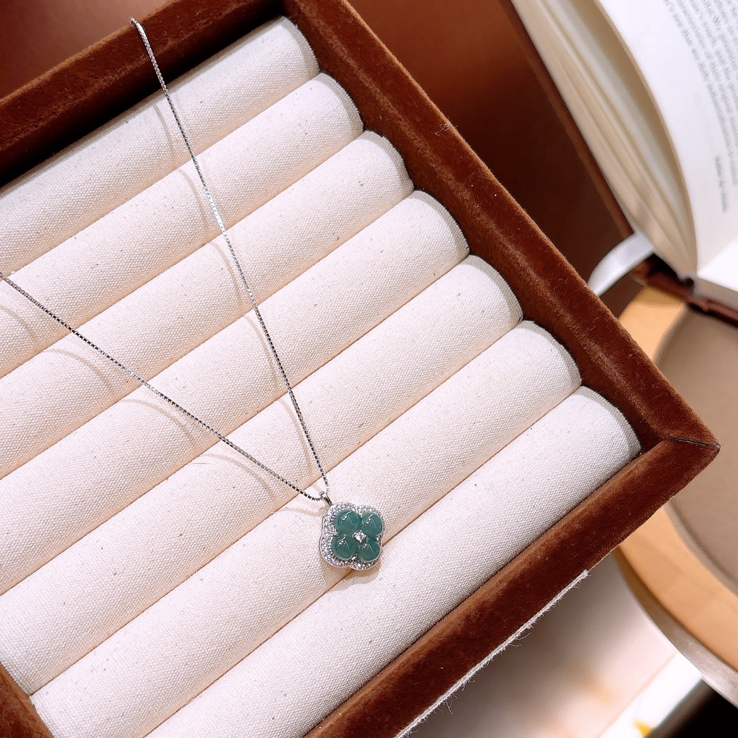 Hypoallergenic Silver Jadeite Necklace Vintage Travel Silver