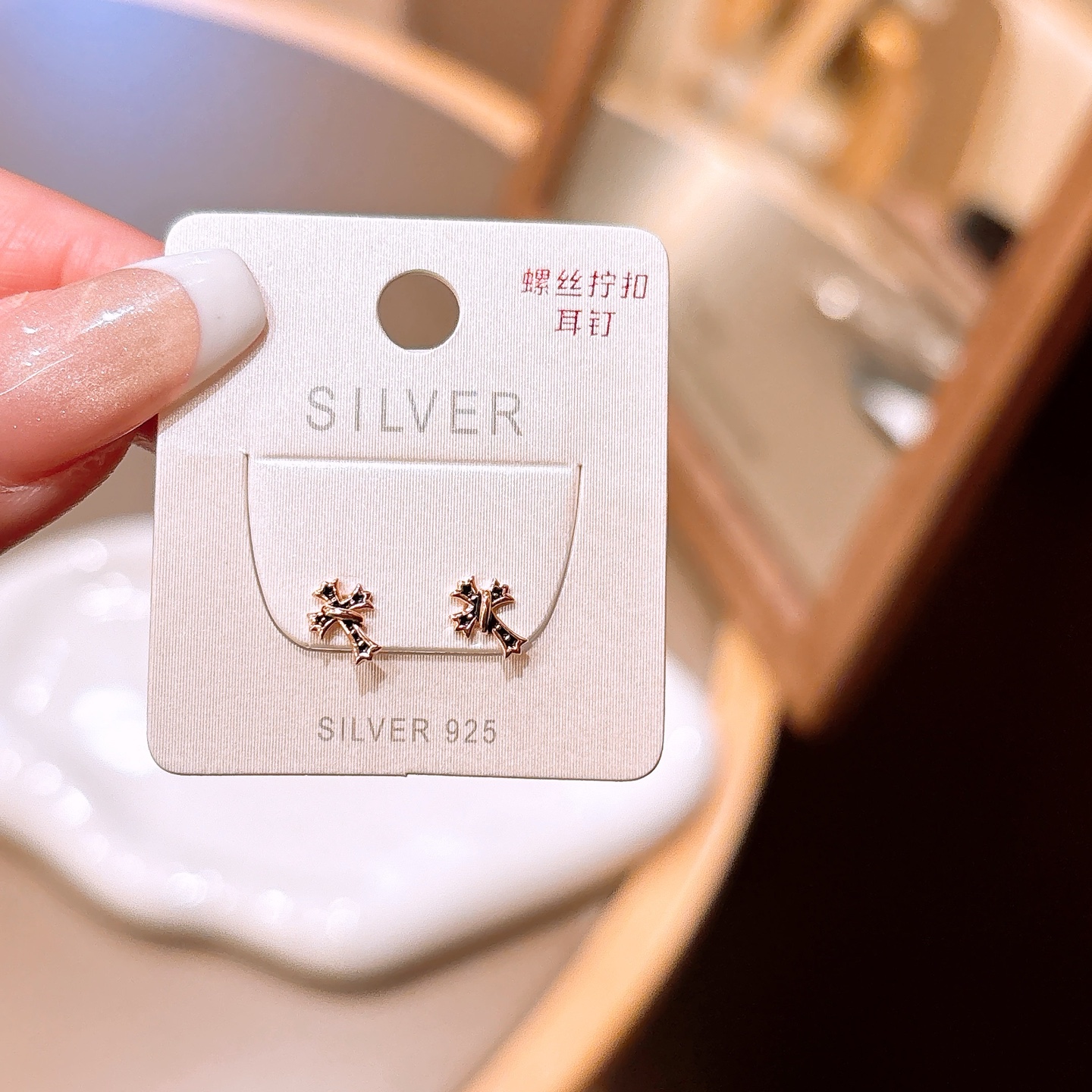 ファッションファインシルバーネジ止めスタッドゴールド 職場