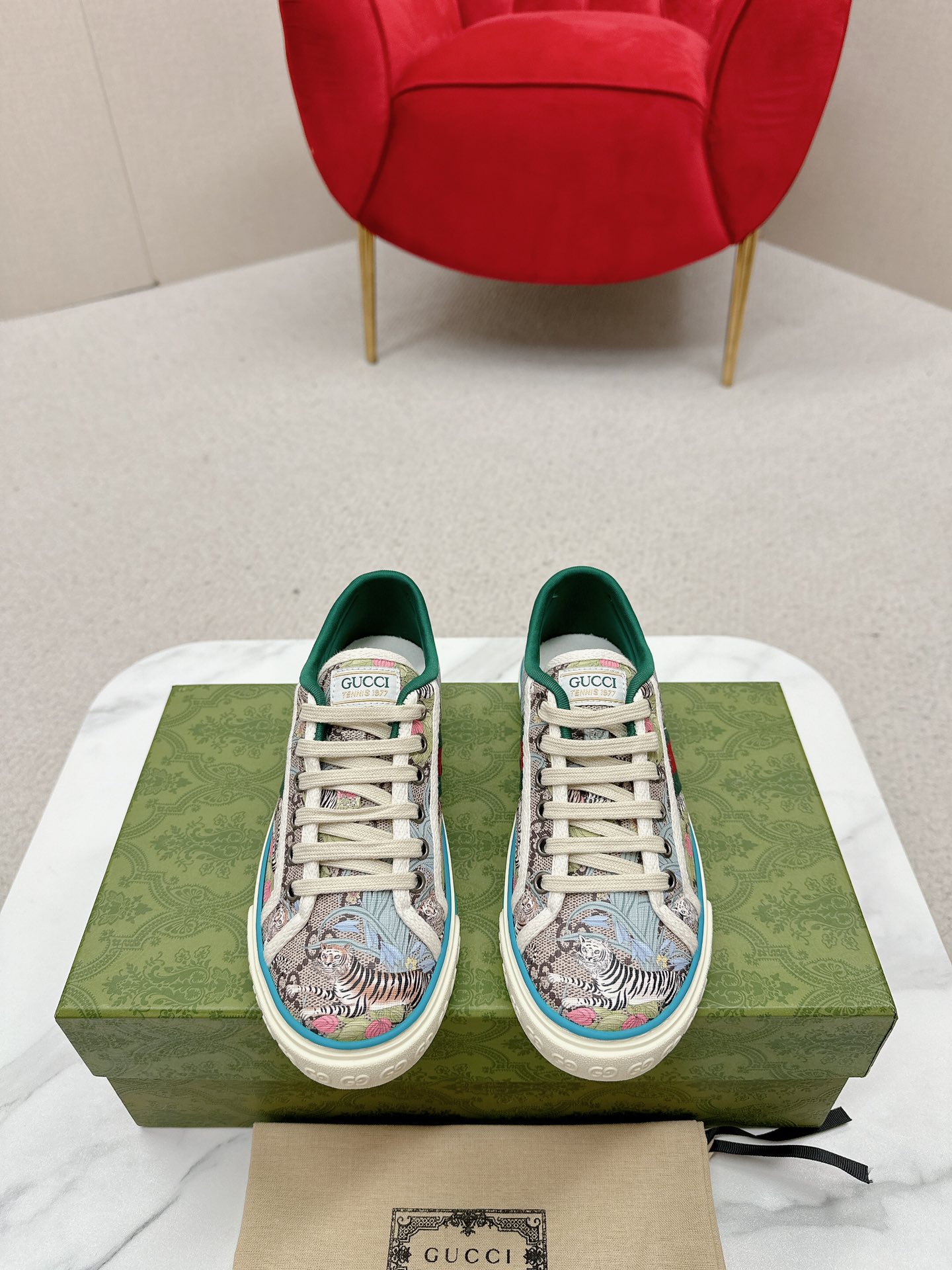 NO:682171,Men's model, newly upgraded Arrival Gucc* tennis 1977 classic series canvas shoes... Popular recommendation, G+1977×Disney collaboration series... Made of double canvas, incorporating brand elements, rich retro style, classic and sentimental, perfect memories!  Each color fabric developed by the original version is customized by the original version, and we pursue the ultimate in large-scale products!  Market-level top version Fabric customized GG cloth electric embroidery/5D printed Mickey fabric/washed distressed canvas lining customized terry cloth lining outsole original molded TPU two-color outsole Size male 39-44 (men's 45 customized non-returnable), casual shoes/sports shoes, gucci, sneakers19860909男款 全新升级Arrival Gucc* tennis 1977 经典系列帆布鞋… 火爆推荐款,G+1977×Disney 合系作列…… 双帆布成制融品入牌元素 复古格风浓郁 经典与情怀都让人完美回忆！ 原版开发每个颜色布料都是原版定制的,大货追极求致！市场级顶版本 面料定制GG布电绣/5D打印米奇面料/水洗做旧帆布 内里定制毛巾布内里 大底原版开模TPU双色大底 码数男39-44（男款45定做不退换）,休闲鞋/运动鞋,gucci,sneakers,Women's Shoes