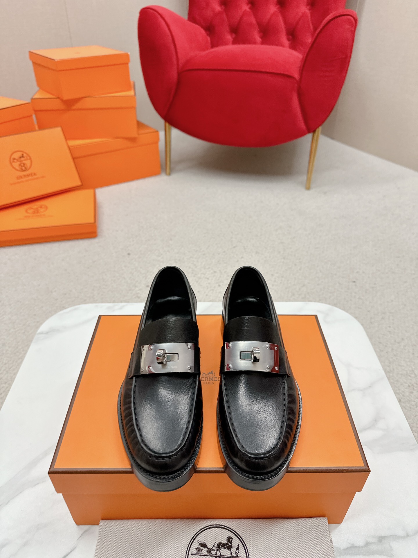 NO:172517,Herme* latest Hitch, Hot loafers calfskin loafers, paired with classic palladium-plated Kelly buckles, creating avant-garde modern look. Paired with grooved soles, classic 