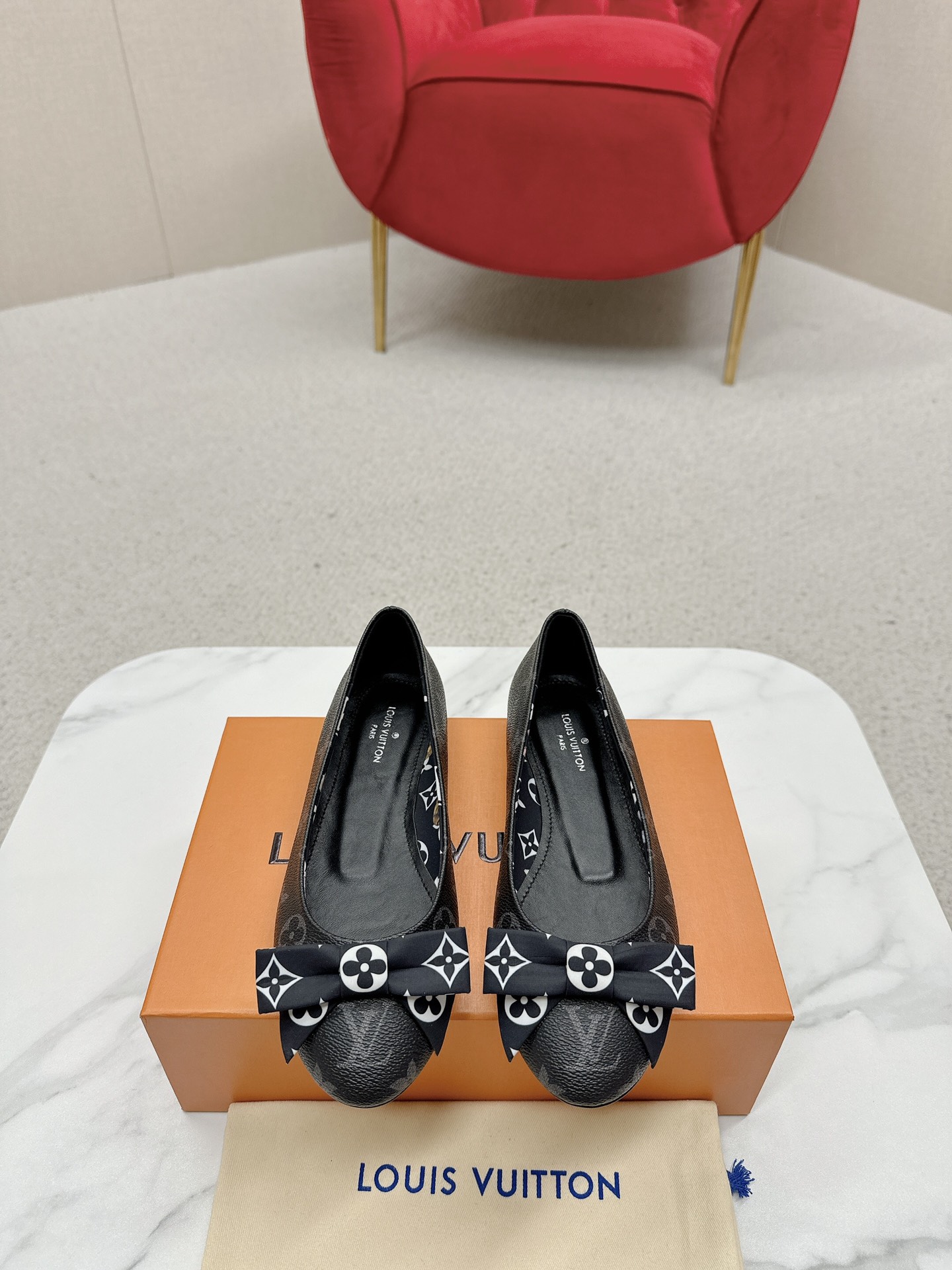 NO:682161,LV Shoes This Urban Twist women's shoe is a stylish upgrade to the classic stiletto heel style. It is made of smooth calfskin upper with a bright silver metal toe and is engraved with the LV Circle logo, highlighting the characteristics of the Louis brand. Detailed feature calfskin material lining imported full-grain sheepskin foot pads imported full-grain sheepskin sole Italian genuine leather sole with high heel  Two height sizes 34-41 (34.40.41 customized, non-returnable), single shoes, louis vuitton, high heels, cowhide, sheepskin19860909LV单鞋 此款Urban Twist女鞋对经典细高跟鞋型进行时尚升级,以柔滑的小牛皮鞋面搭配亮眼的银色金属鞋头,刻有 LV Circle 标识,凸显路易品牌特质. 详细特征面小牛皮材质内里进口全粒面羊皮垫脚进口全粒面羊皮底 意大利真皮鞋底跟高 两种高度尺码34-41（34.40.41定做不退换）,单鞋,louis vuitton,high heels,cowhide,sheepskin,Women's Shoes