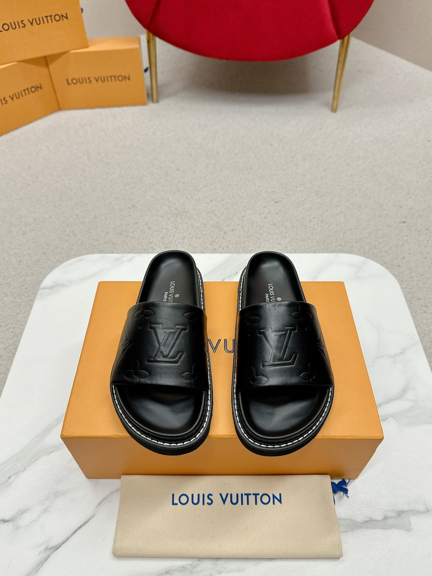 NO:682294,Women Men Spring and Summer New Arrivals The counter is selling the most popular model LV Louis Vuitton's new flat slippers. Classic, fashionable and versatile ~ a must-have item for summer!  It looks great on the feet and is light and comfortable to wear. Upper: Customized original cowhide, denim, old fabric. Inner: Customized cowhide. Outsole: Original private molded rubber foam combination sole. Size: Female 35-40 Male 40-44 (Female 41 Male 45 customized non-refundable), slippers, louis vuitton, louis vuitton, slippers, cowhide19860909女 男  春夏新品 专柜大爆打热门款 LV 路易威登新款平底拖鞋 经典时髦百搭～打call夏日必备单品！上脚美炸了,穿着轻盈舒适 鞋面:定制原版牛皮,牛仔布,老花料 内里:定制牛皮 大底:原版私模橡胶发泡组合底 Size: 女35-40 男40-44 (女41 男45定制不退换）,拖鞋,louis vuitton,louis vuitton,slippers,cowhide,Women's Shoes