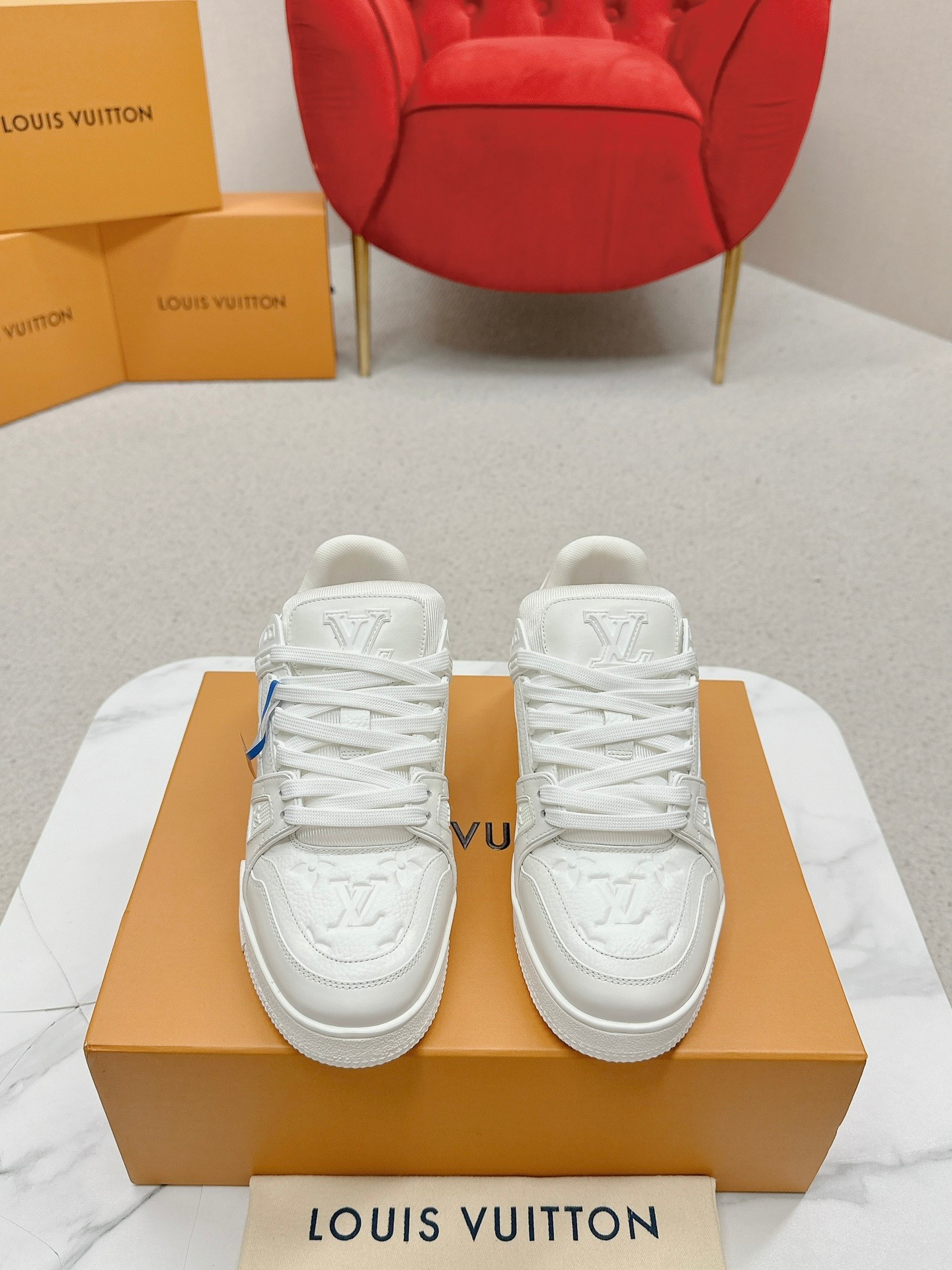 NO:173228,LV TRAINER sneakers This version of LV Trainer sneakers is a patchwork Monogram denim that has a refurbished effect in color and scale. This iconic style, originally designed by Virgil Abro, refers to the old basketball sneakers. Its upper is carefully constructed, which takes Louis craftsman seven hours to stitch, is supplemented by a two-color rubber outsole. The tongue and sides are decorated with LV letters on the sides. The side is decorated with handwritten Louis logo shoe with Monogra* floral outsole with Monogra* floral outsole with Size Women 35-40 Men's 39-45, casual shoes/sneakers, louis vuitton, sneakers19860909LV TRAINER 运动鞋 这个版本的LV Trainer运动鞋是一种拼布的Monogram牛仔布,在颜色和尺度上都有一种翻新的效果.这种标志性的风格,最初是由维吉尔·阿布罗设计的,参考了老式篮球运动鞋.它的鞋面精心构造,这需要路易的工匠七个小时来缝合,是由双色橡胶外底补充. 鞋舌和侧面饰有LV字母 侧面饰有手写体路易标识鞋后饰有Monogra*花卉外底饰有Monogra*花卉 码数女款35-40 男款39-45,休闲鞋/运动鞋,louis vuitton,sneakers,Women's Shoes