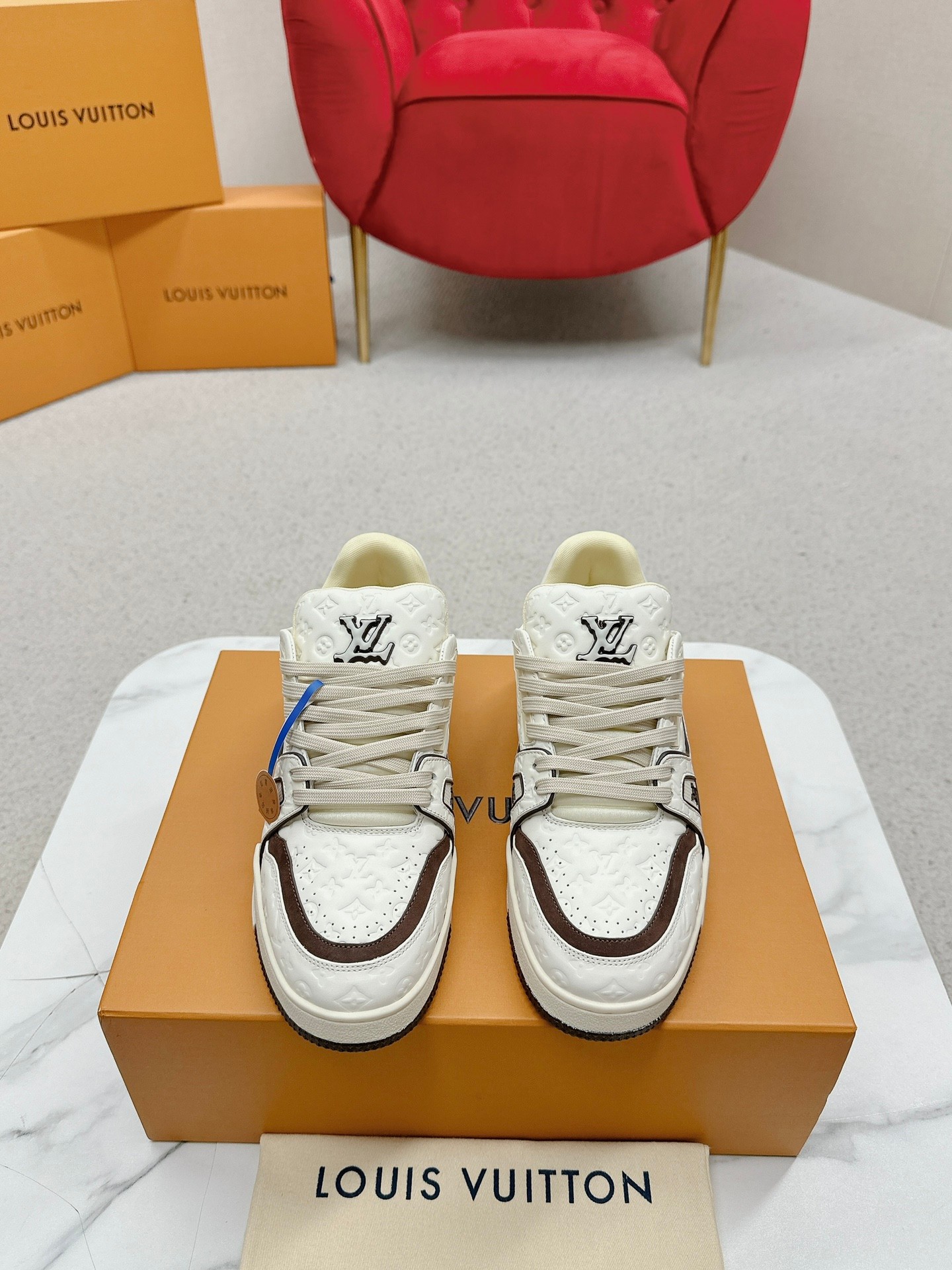 NO:173232,LV TRAINER sneakers This version of LV Trainer sneakers is a patchwork Monogram denim that has a refurbished effect in color and scale. This iconic style, originally designed by Virgil Abro, refers to the old basketball sneakers. Its upper is carefully constructed, which takes Louis craftsman seven hours to stitch, is supplemented by a two-color rubber outsole. The tongue and sides are decorated with LV letters on the sides. The side is decorated with handwritten Louis logo shoe with Monogra* floral outsole with Monogra* floral outsole with Size Women 35-40 Men's 39-45, casual shoes/sneakers, louis vuitton, sneakers19860909LV TRAINER 运动鞋 这个版本的LV Trainer运动鞋是一种拼布的Monogram牛仔布,在颜色和尺度上都有一种翻新的效果.这种标志性的风格,最初是由维吉尔·阿布罗设计的,参考了老式篮球运动鞋.它的鞋面精心构造,这需要路易的工匠七个小时来缝合,是由双色橡胶外底补充. 鞋舌和侧面饰有LV字母 侧面饰有手写体路易标识鞋后饰有Monogra*花卉外底饰有Monogra*花卉 码数女款35-40 男款39-45,休闲鞋/运动鞋,louis vuitton,sneakers,Women's Shoes