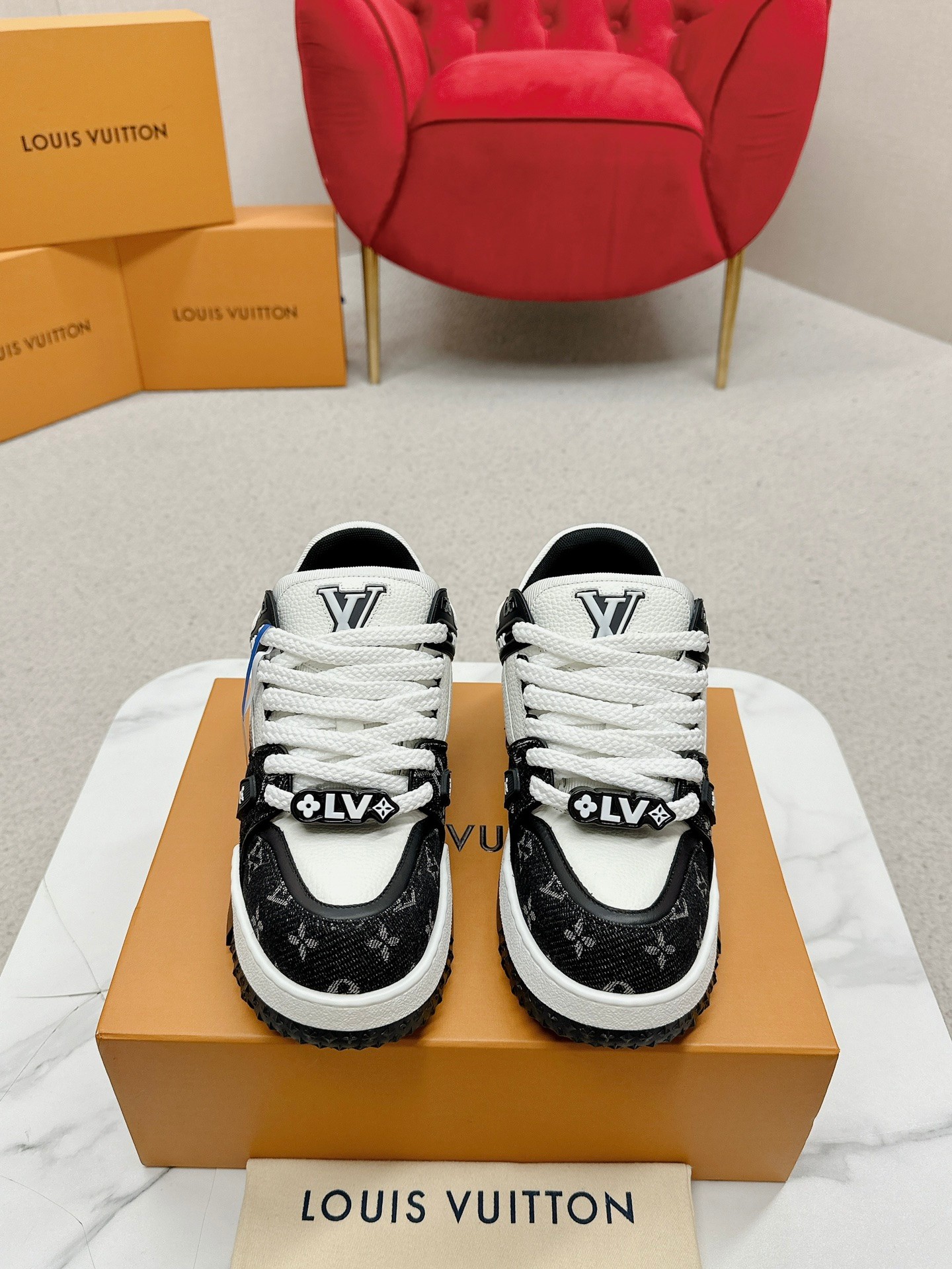 NO:173216,LV TRAINER sneakers This version of LV Trainer sneakers is a patchwork Monogram denim that has a refurbished effect in color and scale. This iconic style, originally designed by Virgil Abro, refers to the old basketball sneakers. Its upper is carefully constructed, which takes Louis craftsmen for seven hours to stitch, is supplemented by a two-color rubber outsole. The tongue and sides are decorated with LV letters on the sides. The side is decorated with handwritten Louis logo shoe with Monogra* floral outsole with Monogra* floral outsole with Size Women 35-40 Men's 39-45, casual shoes/sneakers, louis vuitton, sneakers19860909LV TRAINER 运动鞋 这个版本的LV Trainer运动鞋是一种拼布的Monogram牛仔布,在颜色和尺度上都有一种翻新的效果.这种标志性的风格,最初是由维吉尔·阿布罗设计的,参考了老式篮球运动鞋.它的鞋面精心构造,这需要路易的工匠七个小时来缝合,是由双色橡胶外底补充. 鞋舌和侧面饰有LV字母 侧面饰有手写体路易标识鞋后饰有Monogra*花卉外底饰有Monogra*花卉 码数女款35-40 男款39-45,休闲鞋/运动鞋,louis vuitton,sneakers,Women's Shoes