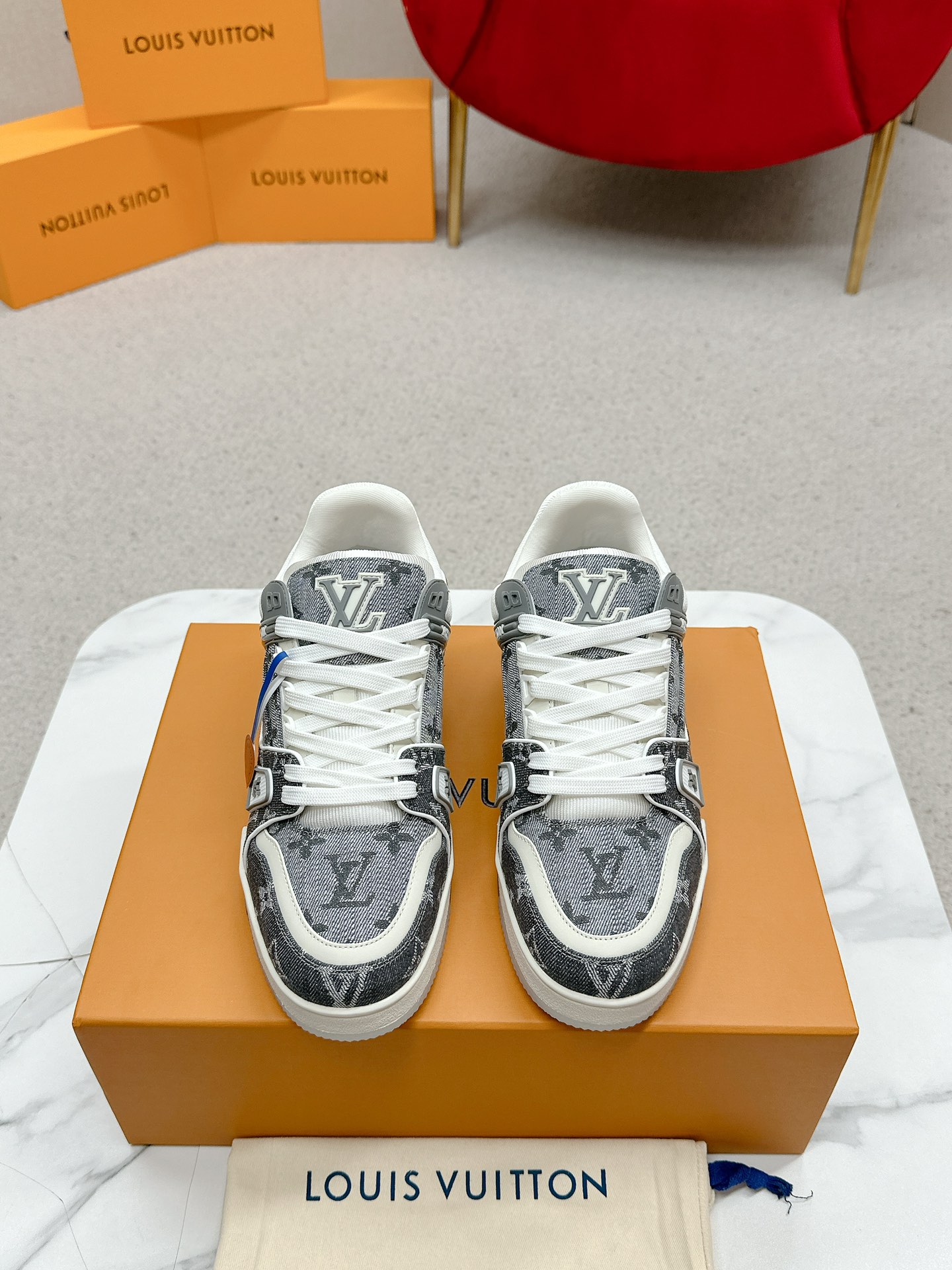 NO:173237,Original development, quality shipping, welcome to compare LVTRAINER MAXI chubby couple sneakers (ceiling level. paired version shipment) LV Trainer Maxi sneakers introduce the loose silhouette of the ready-to-wear series into the LVTrainer sneakers design written by Virgil Abloh, and made its debut in the spring and summer men's clothing show. The cowhide upper combines rough fabric laces to point out the classic brand elements with colorful beads. The LV letters marked the tongue, and Monogram flowers live on the outsole. The mixed material is made of top layer cowhide, wrapped in imported custom-made denim, thick lace-up design, with Monogram large print on the side, the tongue and heel 