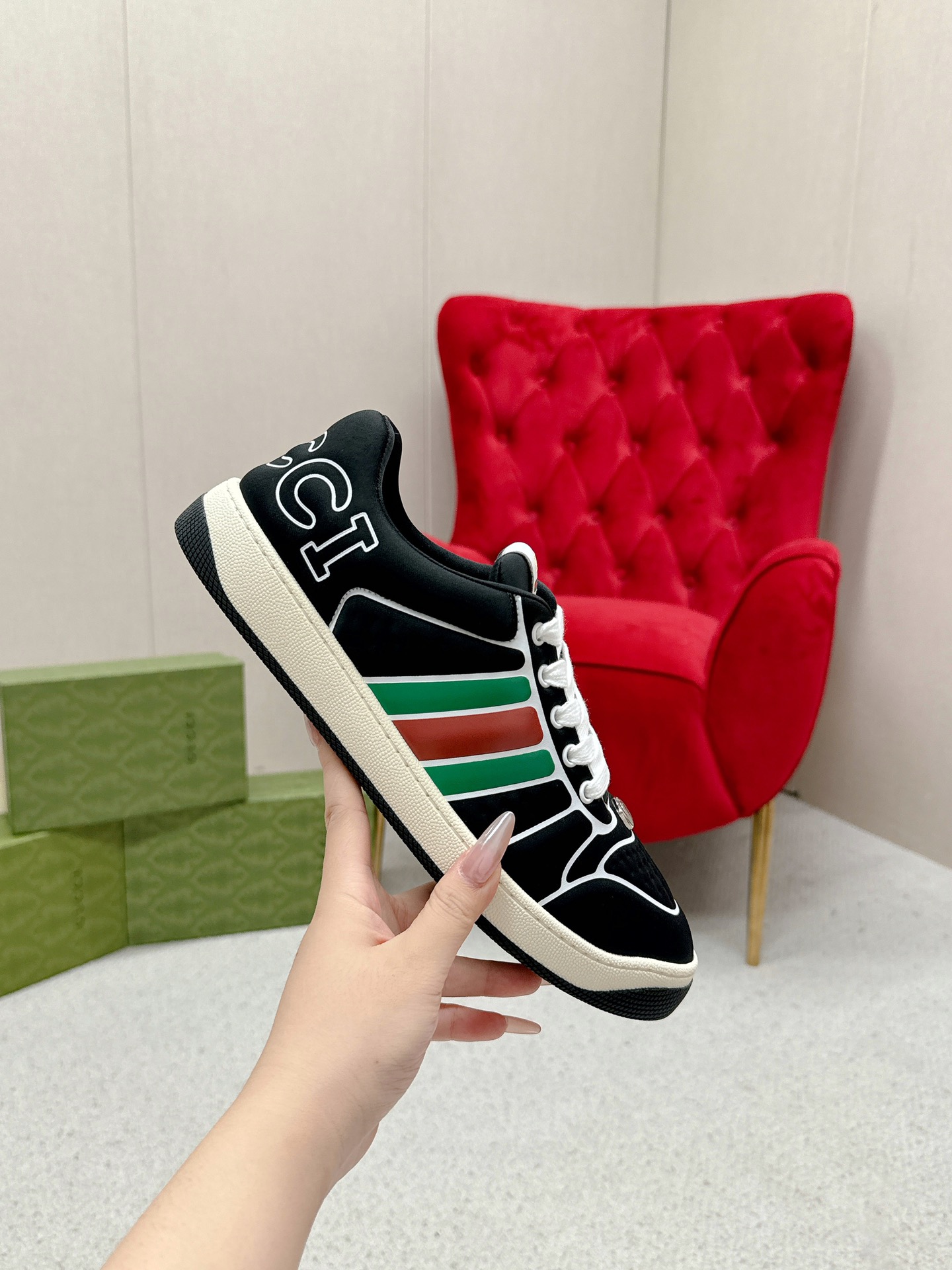 NO:228795,Men's GG series of old dirty shoes - hot products are coming!  Original open mold Swarovski 11 replica rhinestone chain/metal cherry pendant/metal double G crystal cylindrical mark/gucci original custom narrow webbing. Super flash series - flash diamond chain. Cherry decoration can be detached, one to two to match, highlighting personality. Exclusive colored cowhide fabric. Handmade and old, very textured and has a sense of high-end!  The workmanship details can be reflected without missing a single line. The original towel cloth is delicate, soft, more comfortable and breathable. Size 35-40# Men's 39-45#, casual shoes/sports shoes, gucci, swarovski, sneakers, cowhide19860909男款 GG系列做旧小脏鞋-爆款来袭！ 原标开模施华洛世奇11复刻水钻链/金属樱桃吊坠/金属双G水晶圆柱形标/Gucci原版定制窄织带. 超闪系列—闪钻链.樱桃装饰可拆卸,一变二任意搭配,彰扬个性 专属擦色牛皮面料.手工做旧非常有质感,自带高级感！ 做工细节图可体现,不放过一条线. 原版毛巾布里细腻柔软更舒适透气. 码数女35-40# 男39-45#,休闲鞋/运动鞋,gucci,swarovski,sneakers,cowhide,Women's Shoes