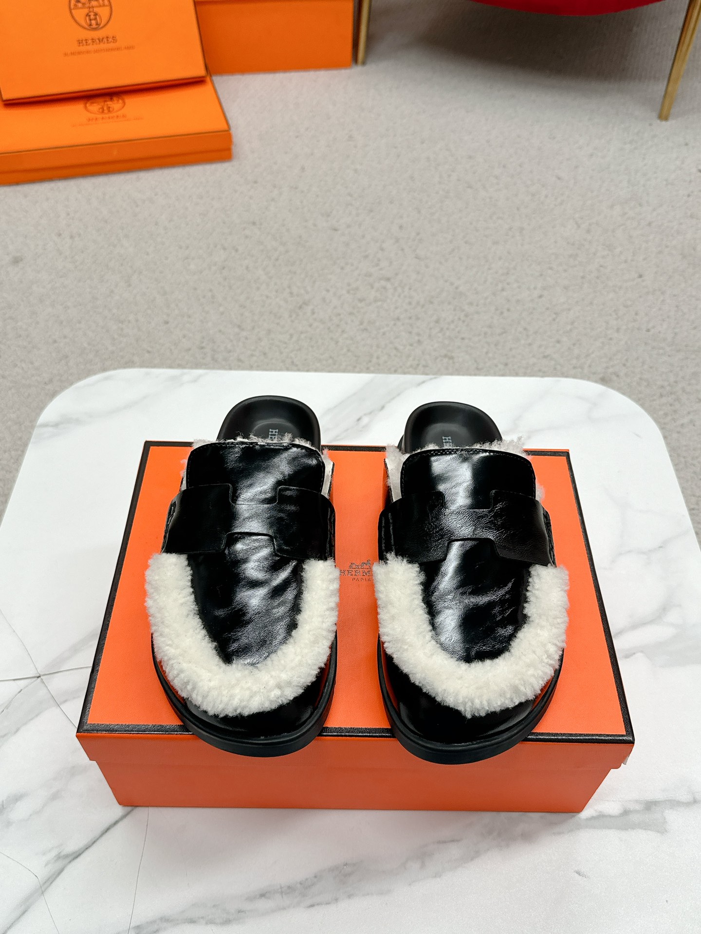 NO:682273,Women's Men's 260 Herme's Latest Couple's Style Birkenstock Slippers Old Man's Shoes Teddy Mules H Hair Slippers Original purchase and development Made by Herme's GO Series Suede goatskin and shearling mules, classic 'H' shaped upper details. Create a comfortable and modern style. Furry and cute. It feels like walking on clouds. Wear it barefoot or with socks, it is very fashionable. The sole is the original molded TPU sole.  The design is simple and smooth, creating a comfortable and casual look. The delivery counter is exquisitely packaged. The fabric is original and customized imported first-layer cowhide. The lining is imported lamb wool. The sole is original open-molded non-slip TPU material. The sole thickness is 3CM. Size: 35-40 for women and 39-44 for men (41 for women and 45 for men can be customized and non-returnable), semi-trailers, hermes, slippers, cowhide, sheepskin, chamois leather, socks.19860909女款 男款260 Herme‘s爱仕 最新情侣款 勃肯毛拖鞋 老舅鞋 泰迪穆勒鞋H毛拖 原版购入开发 做货 爱仕GO系列 麂皮山羊皮和羊毛皮穆勒鞋,经典“H”型鞋面细节.打造舒适现代风格 毛茸茸的 敲可爱的,踩云脚感,光脚或者搭配个袜子穿,都时髦的不行哦 鞋底是原版开模tpu鞋底 设计简约流畅,打造舒适休闲造型. 配送专柜精美包装 面料原版定制进口头层牛皮 内里进口羊羔毛 鞋底原版开模防滑TPU材质 底厚3CM Size:女款35-40 男款39-44（女款41 男款45可定做不退换）,半拖,hermes,slippers,cowhide,sheepskin,chamois leather,socks,Women's Shoes
