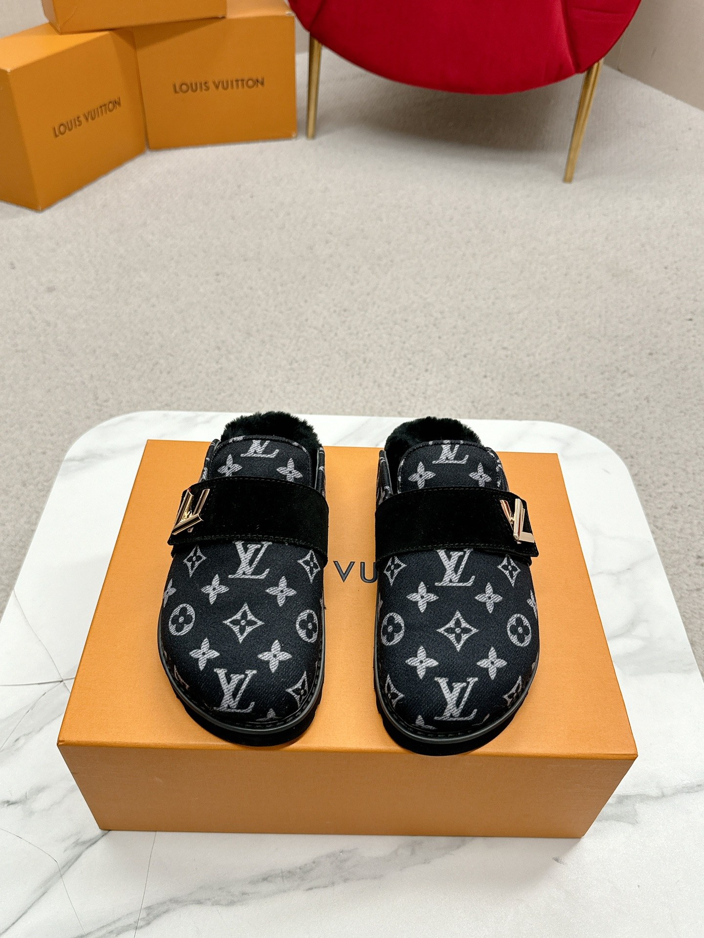 NO:682275,L’V Cozy Comfort flat-soled slippers are lined with soft wool leather wrapped in suede calf leather, with a resilient insole and lightweight micro outsole to upgrade the comfort experience. The decoration highlights the sophisticated texture, just like the lock design of the classic Twist handbag. Suede calf leather and wool leather adjustable strap resilient insole, lightweight micro outsole, classic decoration Size: Women's 35-40 Men's 39-44 (Women's 40.41  Men's 45.46 (customized, non-refundable), half-movers, cowhide19860909L’V Cosy Comfort平底毛拖采用绒面牛皮革包裹舒软羊毛皮革内衬,以韧性鞋垫和轻盈微型外底升级舒适体验.装饰彰显考究质感,恰似经典Twist手袋的锁扣设计. 绒面牛皮革和羊毛皮革可调节饰带韧性鞋垫 轻盈微型外底 经典装饰 码数:女款35-40 男款39-44（女40.41 男45.46定制不退换）,半拖毛毛鞋,cowhide,Women's Shoes