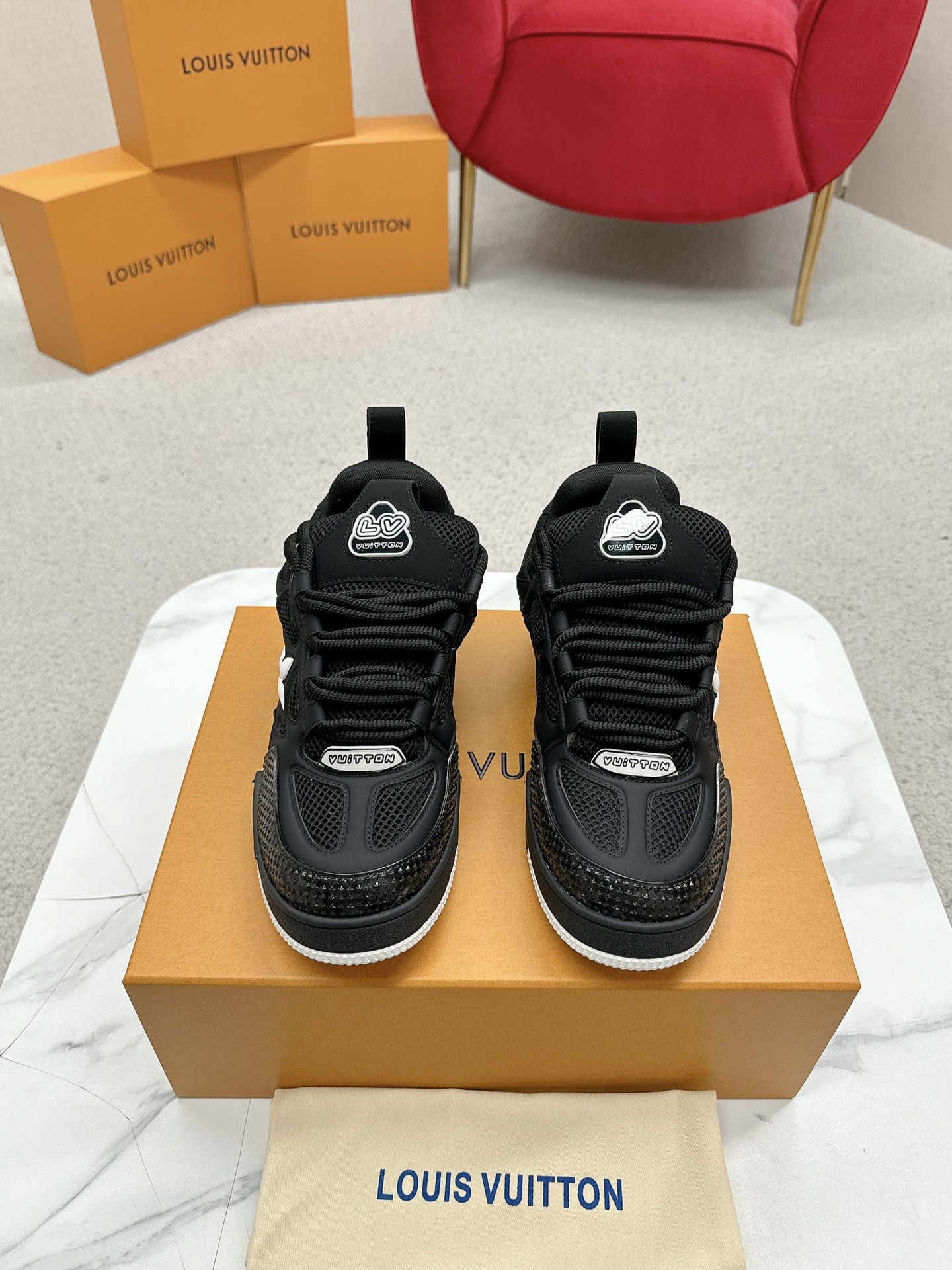 NO:173241,Louis Vuiton LV Skate series bread shoes - skate shoes - basketball shoes - casual sneakers Top version original purchase and development [Fireworks] LV Skate continued The View professional skate shoes from the beginning, which continued the thrilling style of the 90s. Designers added playful elements, such as open mesh tongue and exaggerated shoelaces paying tribute to Axion, es and DC. This LVSK8 sneakers are different from typical skate shoes. It is made of nibbles with TPU trim and Monogram texture. Finally, there are logos on the heel and tongue and floral patterns on the side. Fabric: Original custom-made top cowhide   breathable mesh Inner: Original imported breathable mesh Size: Women 35-40 Men 39-44 (Women 40  Men's 45.46 customized, no return or exchange), casual shoes/sports shoes, louis vuitton, louis vuitton, louis vuitton, sneakers, cowhide19860909Louis Vuiton·路易威登  LV Skate系列面包鞋-滑板鞋-篮球鞋-休闲运动鞋 顶级版本原版购入开发做货[烟花]LV Skate从开始延续The View专业滑板鞋款,这种风格延续了90年代肥大的版型.设计师们添加了俏皮的元素,例如开放式网面鞋舌和向Axion、es和DC致敬的夸张鞋带.这款LVSK8运动鞋不同于典型的滑板鞋,它采用牛巴革制成,带有TPU饰边和Monogram纹理.最后,还有鞋跟和鞋舌上的logo以及侧面花卉图案. 面料:原版定制头层牛皮 透气网面 内里:原版进口透气网里 码数:女35-40 男39-44（女40 男45.46订制 不退换）,休闲鞋/运动鞋,louis vuitton,louis vuitton,louis vuitton,sneakers,cowhide,Women's Shoes