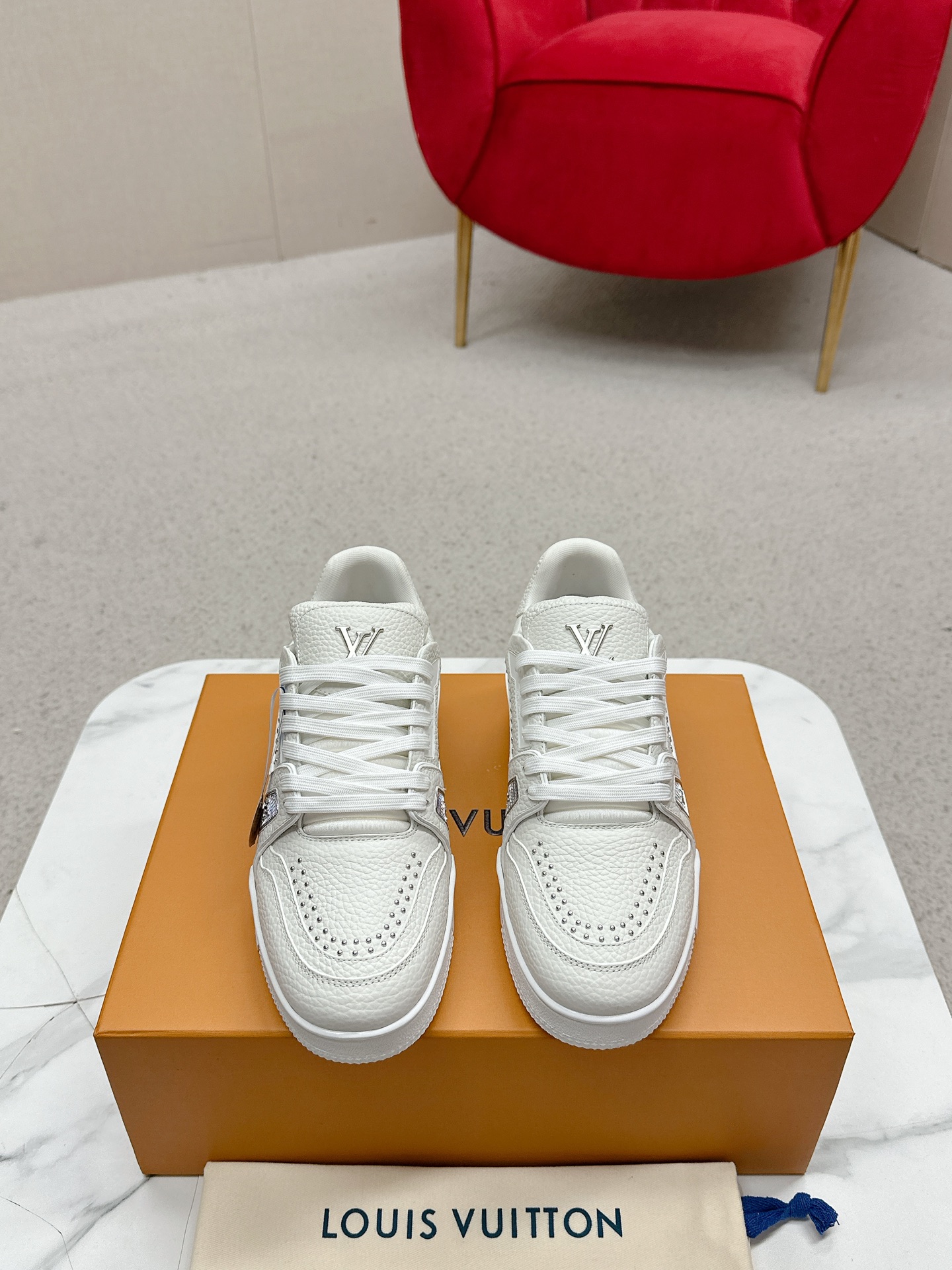 NO:265977,LV TRAINER sneakers This version of LV Trainer sneakers is a patchwork Monogram denim that has a refurbished effect in color and scale. This iconic style, originally designed by Virgil Abro, refers to the old basketball sneakers. Its upper is carefully constructed, which takes Louis craftsmen for seven hours to stitch, is supplemented by a two-color rubber outsole. The tongue and sides are decorated with LV letters on the sides. The side is decorated with handwritten Louis logo shoe with Monogra* floral outsole with Monogra* floral outsole with Size Women 35-40 Men's 39-45, casual shoes/sneakers, louis vuitton, sneakers19860909LV TRAINER 运动鞋 这个版本的LV Trainer运动鞋是一种拼布的Monogram牛仔布,在颜色和尺度上都有一种翻新的效果.这种标志性的风格,最初是由维吉尔·阿布罗设计的,参考了老式篮球运动鞋.它的鞋面精心构造,这需要路易的工匠七个小时来缝合,是由双色橡胶外底补充. 鞋舌和侧面饰有LV字母 侧面饰有手写体路易标识鞋后饰有Monogra*花卉外底饰有Monogra*花卉 码数女款35-40 男款39-45,休闲鞋/运动鞋,louis vuitton,sneakers,Women's Shoes