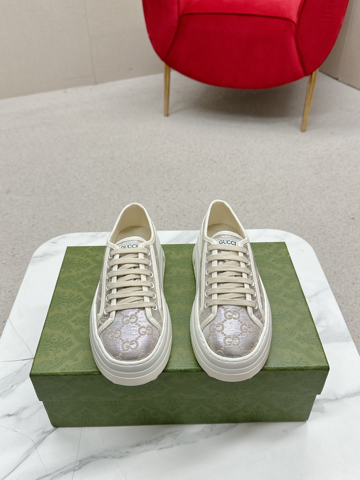 NO:265962,Women's men's 270 G’ucci latest popular sneakers, this eye-catching item draws creative inspiration from the world of tennis. This sneaker is made of classic GG canvas of the same tone beige and ebony, with thick sole and contrasting fabric piping that reveals a modern beauty. Upper classic GG canvas lining: original custom grass green canvas   towel latex footbeds, outsole original 1:1 open mold, interlocking double G rubber outsole size women's 35-40 men's 39-44 (women's 41 customization, men's 45 no return or replacement), casual shoes/sneakers, sneakers19860909女款男款270 G’ucci 最新爆款运动鞋,这件亮眼吸睛的单品从网球世界中汲取创作灵感.这款运动鞋采用同色调米色和乌木色经典GG帆布制成,厚实鞋底和撞色织物滚边流露现代美感. 鞋面经典GG帆布 内里:原版订制草绿色帆布＋毛巾乳胶垫脚 大底原版1:1开模,互扣式双G橡胶大底 码数女款 35-40男款39-44（女款41定制 男款45不退不换）,休闲鞋/运动鞋,sneakers,Women's Shoes