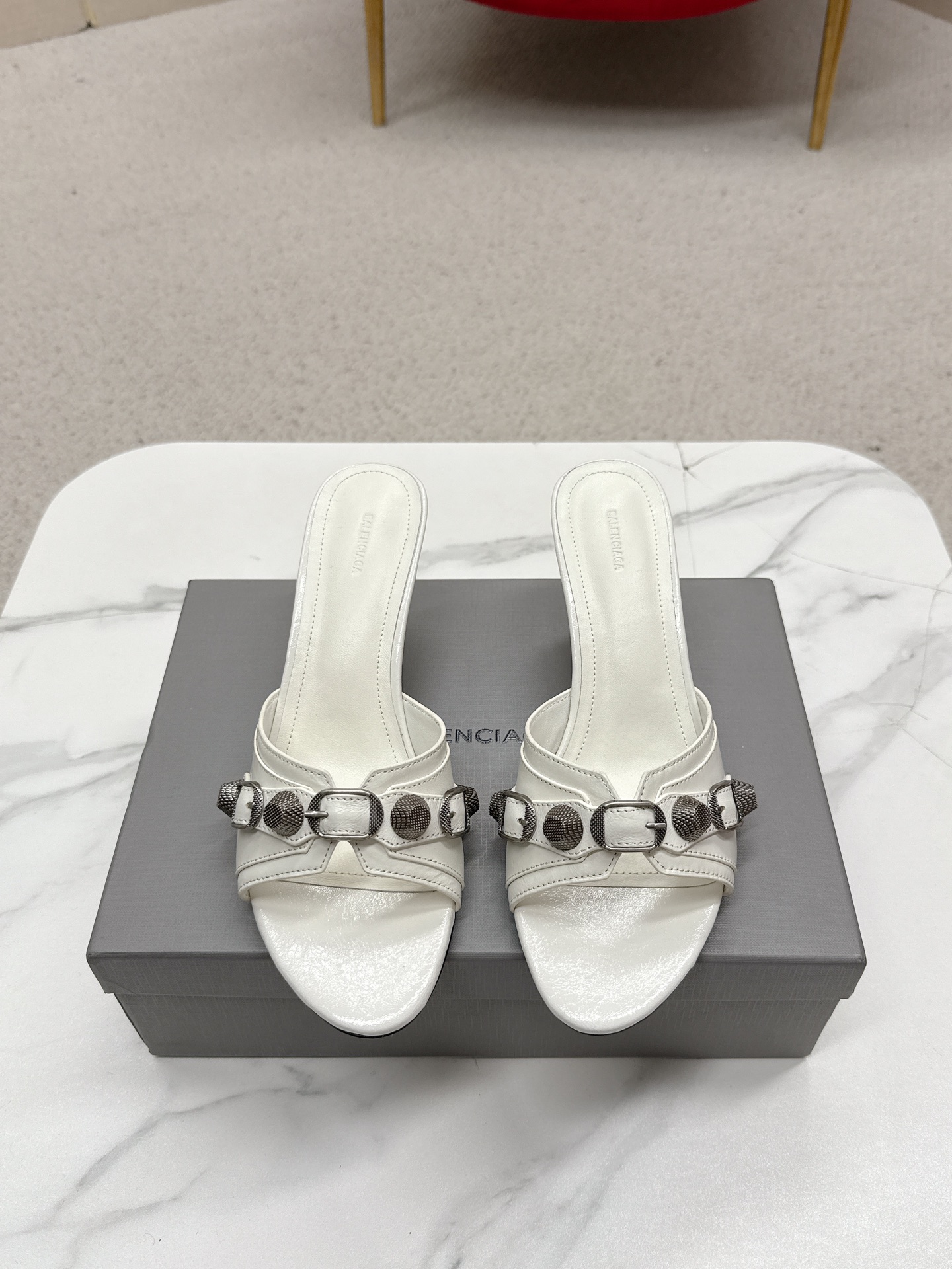 NO:682114,Balenciaga 25s spring and summer new style double B buckle pointed toe sandals single shoes high heels Balenciaga's high heels are very good at winning women's hearts!  The patent leather upper is paired with small logo rhinestones, it’s simply stunning!  Your feet are sparkling!  And it’s very versatile!  This year’s new styles are starting to come in bright and vibrant colors!  I also hope that all women will be bright!  !  Material imported fetal cow patent leather, lining sheep lining, outsole, outsole imported genuine leather from Italy, size #35-40 (41 custom made, non-returnable), high heels and slippers, balenciaga, balenciaga, sandals, high heels, slippers, Leather soles19860909Balenciaga 25s春夏新款 双B 扣尖头 凉鞋 单鞋 高跟鞋 巴黎世家出的高跟鞋都很会拿捏女人心！漆皮的鞋面搭配logo小水钻,简直美呆了！上脚熠熠生辉！而且也很百搭！今年的新款开始出现明亮鲜艳的颜色！也希望女性都明媚！！ 材质进口胎牛漆皮 内里羊里 大底意大利进口真皮大底 码数#35-40（41 订做不退换）,高跟鞋拖鞋,balenciaga,balenciaga,sandals,high heels,slippers,Leather soles,Women's Shoes