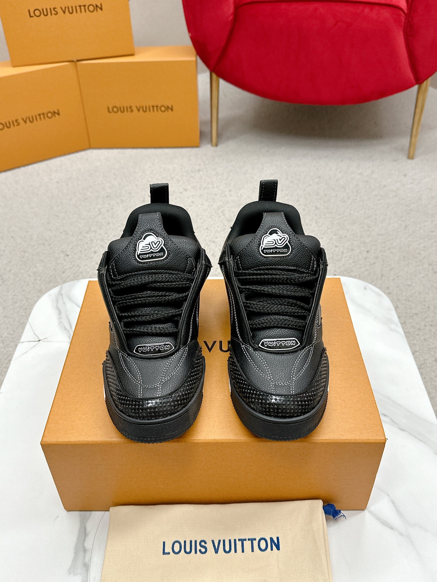 NO:265981,Louis Vuiton LV Skate series bread shoes - skate shoes - basketball shoes - casual sneakers Top version original purchase and development [Fireworks] LV Skate continued The View professional skate shoes from the beginning, which continued the thrilling style of the 90s. Designers added playful elements, such as open mesh tongue and exaggerated shoelaces paying tribute to Axion, es and DC. This LVSK8 sneakers are different from typical skate shoes. It is made of nibbles with TPU trim and Monogram texture. Finally, there are logos on the heel and tongue and floral patterns on the side. Fabric: Original custom-made top cowhide   breathable mesh Inner: Original imported breathable mesh Size: Women 35-40 Men 39-44 (Women 40  Men's 45.46 customized, no return or exchange), casual shoes/sports shoes, louis vuitton, louis vuitton, louis vuitton, sneakers, cowhide19860909Louis Vuiton·路易威登  LV Skate系列面包鞋-滑板鞋-篮球鞋-休闲运动鞋 顶级版本原版购入开发做货[烟花]LV Skate从开始延续The View专业滑板鞋款,这种风格延续了90年代肥大的版型.设计师们添加了俏皮的元素,例如开放式网面鞋舌和向Axion、es和DC致敬的夸张鞋带.这款LVSK8运动鞋不同于典型的滑板鞋,它采用牛巴革制成,带有TPU饰边和Monogram纹理.最后,还有鞋跟和鞋舌上的logo以及侧面花卉图案. 面料:原版定制头层牛皮 透气网面 内里:原版进口透气网里 码数:女35-40 男39-44（女40 男45.46订制 不退换）,休闲鞋/运动鞋,louis vuitton,louis vuitton,louis vuitton,sneakers,cowhide,Women's Shoes