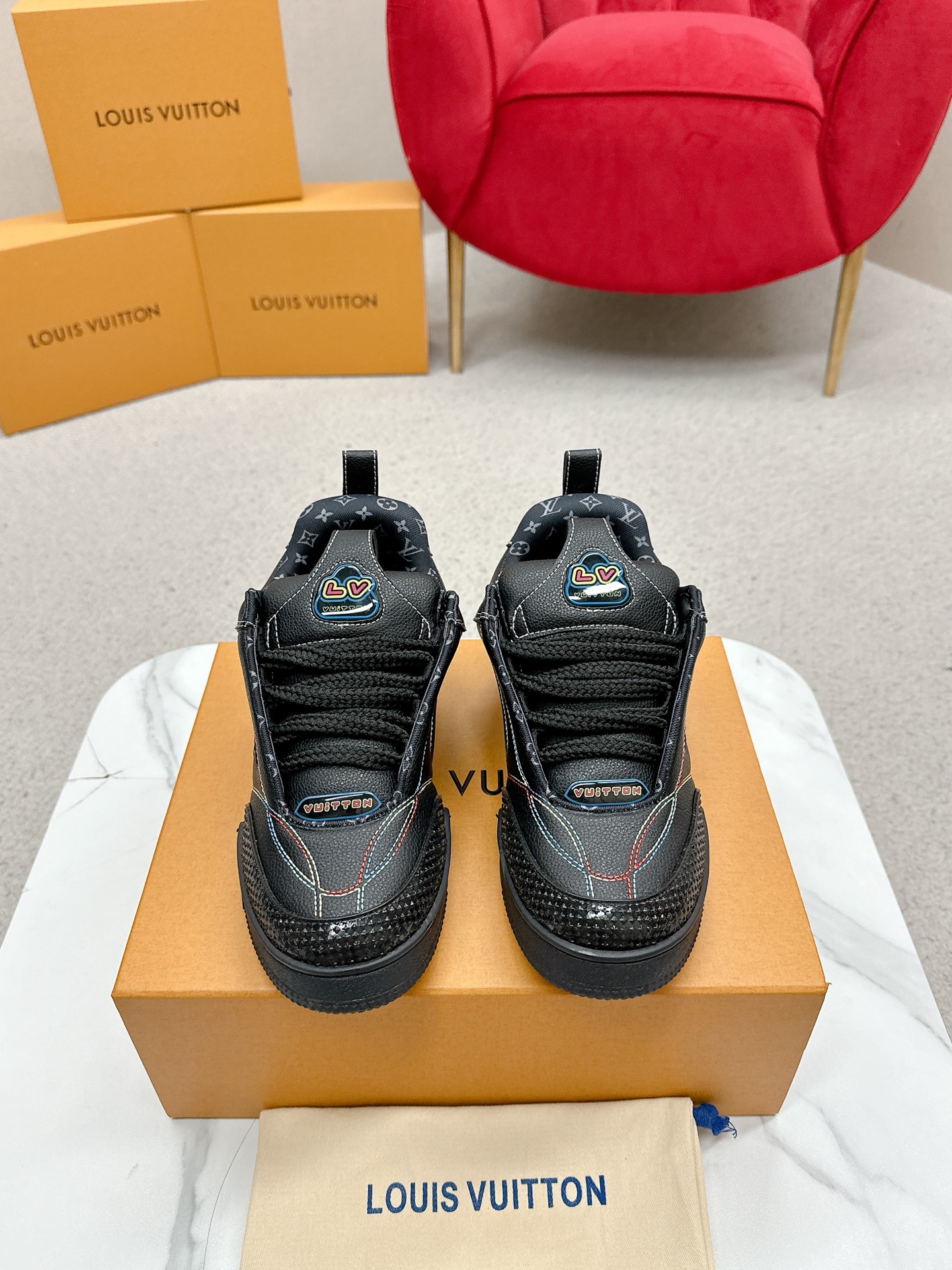 NO:265983,Louis Vuiton LV Skate series bread shoes - skate shoes - basketball shoes - casual sneakers Top version original purchase and development [Fireworks] LV Skate continued The View professional skate shoes from the beginning, which continued the thrilling style of the 90s. Designers added playful elements, such as open mesh tongue and exaggerated shoelaces paying tribute to Axion, es and DC. This LVSK8 sneaker is different from typical skate shoes. It is made of nibbles with TPU trim and Monogram texture. Finally, there are logos on the heel and tongue and floral patterns on the side. Fabric: Original custom-made top cowhide   breathable mesh Inner: Original imported breathable mesh size: women 35-40  Male 39-44 (Female 41 Male 45.46 Customized, No Returns and Exchanges), Casual Shoes/Sports Shoes, louis vuitton, louis vuitton, louis vuitton, sneakers, cowhide19860909Louis Vuiton·路易威登  LV Skate系列面包鞋-滑板鞋-篮球鞋-休闲运动鞋 顶级版本原版购入开发做货[烟花]LV Skate从开始延续The View专业滑板鞋款,这种风格延续了90年代肥大的版型.设计师们添加了俏皮的元素,例如开放式网面鞋舌和向Axion、es和DC致敬的夸张鞋带.这款LVSK8运动鞋不同于典型的滑板鞋,它采用牛巴革制成,带有TPU饰边和Monogram纹理.最后,还有鞋跟和鞋舌上的logo以及侧面花卉图案. 面料:原版定制头层牛皮 透气网面 内里:原版进口透气网里 码数:女35-40 男39-44（女41男45.46订制 不退换）,休闲鞋/运动鞋,louis vuitton,louis vuitton,louis vuitton,sneakers,cowhide,Women's Shoes