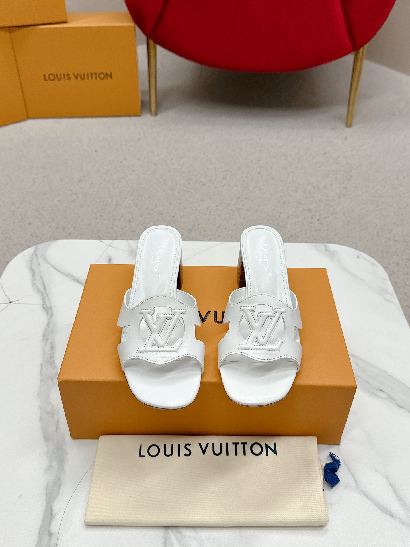 NO:265972,Thick heel sandals Lv Louis Vuitton Top version The goddess style is full of aura, full of high-end feel, essential for street photography, daily wear, fashionable online, upper: imported calf patent leather Inner: imported sheepskin Outsole: Italian leather outsole Heel height: about 2cm Size: 35-40 (41 customization, no return and exchange), slippers, louis vuitton, louis vuitton, sandals, slippers, sheepskin, Leather soles19860909粗跟凉鞋 Lv 路易威登 顶级版本  气场十足女神款,高级感满满,街拍凹造型必备,日常霸总穿搭 时髦精在线  鞋面:进口小牛漆皮 内里:进口羊皮 大底:意大利真皮大底 跟高:约2cm  码数:35-40（41定制 不退换）,拖鞋,louis vuitton,louis vuitton,sandals,slippers,sheepskin,Leather soles,Women's Shoes