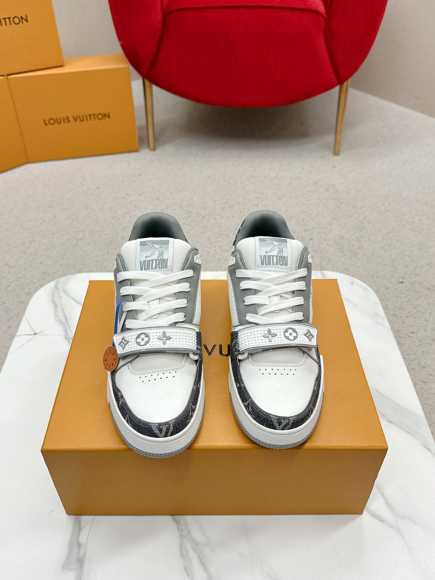 NO:265966,LV Home's new TRAINER Velcro series sneakers This L*V Trainer sneakers are reinterpreted with cowhide punched faces and grained cowhide leather. The soft and technological lining is comfortable and lined with shoe collar tongue is decorated with contrasting color L*V letters. The sides are decorated with Monogram floral and handwritten Louis~ logo!  Inspiration for retro basketball shoes with complex uppers. Large-sized deformed Monogram floral marking side is asymmetrical to the rear. The Louis* and Vuitto* logos complement each other!  The original mold opening is integrated with TPU rubber outsole decorated with Monogram flowers. The classic configuration is from Virgil Abloh, showing the inspiration of retro basketball shoes!  The bright colors and contrasting colors are combined to interpret the latest fashion trends!  Standard counter size men's model 39~44# (custom made of 45), casual shoes/sports shoes, louis vuitton, louis vuitton, louis vuitton, sneakers, cowhide19860909LV家新品TRAINER 魔术贴系列运动鞋 本款L*V Trainer 运动鞋以牛皮冲孔面和粒面牛皮革重绎Virg*l Abloh 的经典之作,柔软科技内衬舒适加衬鞋领鞋舌饰有撞色 L*V字母 .侧面饰有Monogram 花卉和手写体路易～标识！ 以繁复鞋面道出复古篮球鞋的灵感启发.大号变形Monogram 花卉标注一侧 与后部不对称 Loui* 和Vuitto* 标识互为映衬！ 原版开模一体成型 TPU 橡胶外底饰有Monogram 花卉 .经典构型出自Virgil Abloh 之手,展现复古篮球鞋的灵感启发 ！鲜明色彩撞色搭配演绎最新潮的时尚潮流 ！ 标准专柜码数男款39～44#（45定做）,休闲鞋/运动鞋,louis vuitton,louis vuitton,louis vuitton,sneakers,cowhide,Women's Shoes