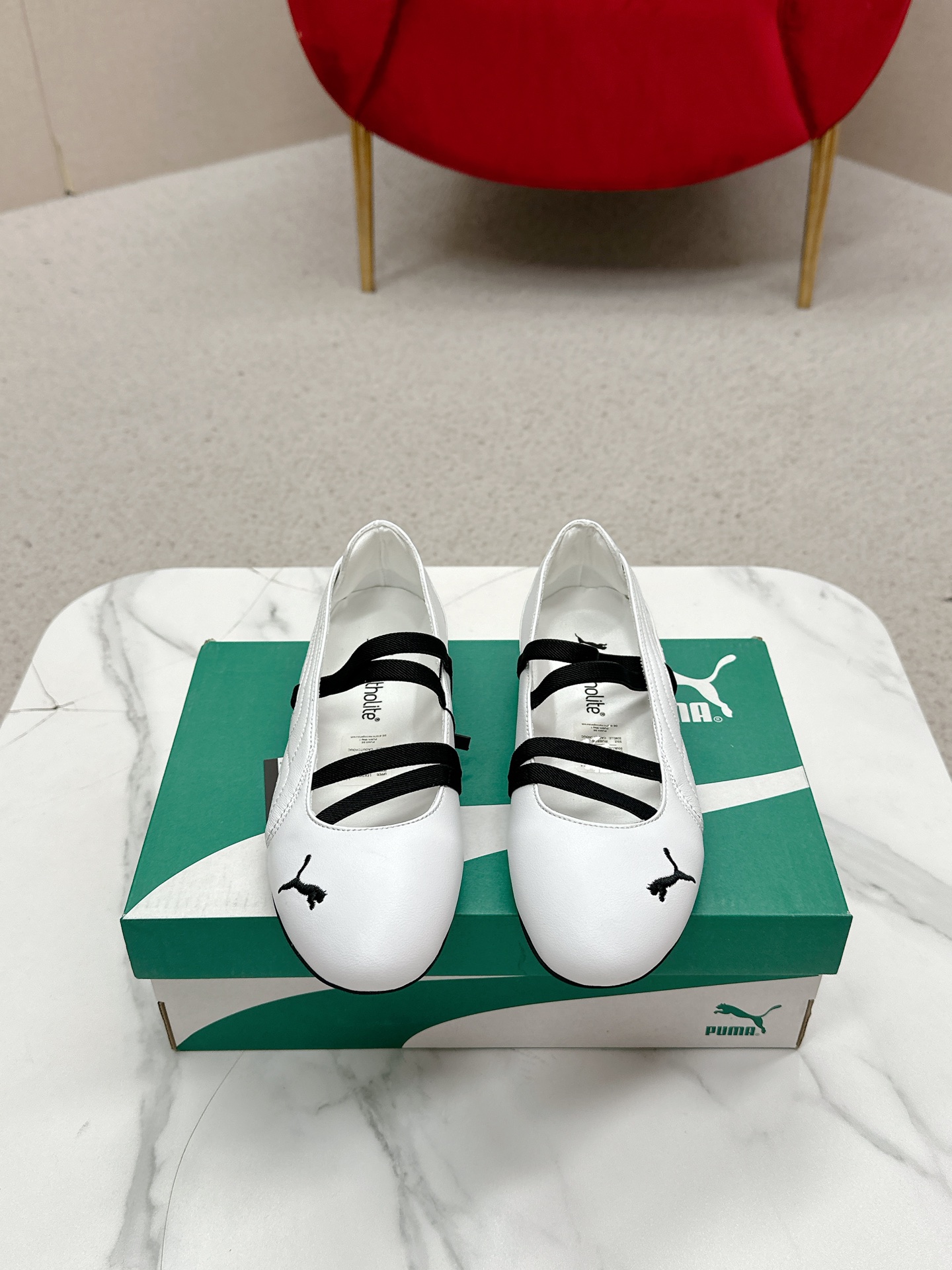 NO:265963,Puma Spring and Summer New Ballet Sports Shoes The perfect fusion of fashion and sports Rose Park Chae-young's same authentic product is purchased and developed. Details can be used to the original. Ballet design is undoubtedly a passionate collision between fashion and sports. The fashion vision and Puma's sports tradition are perfectly combined to bring you an unprecedented wearing experience. Simple and comfortable, whether it is worn alone or with wide-leg pants. The original matte leather upper is exclusively opened and open-molded sole. Size: 35-40 (40 customization, no return and exchange), ballet shoes, sneakers19860909Puma 彪马春夏全新芭蕾舞运动鞋时尚与运动的完美融合Rose朴彩英同款正品购入开发 细节可对原版 芭蕾舞设计无疑是一次时尚与运动的激情碰撞 时尚视野与彪马的运动传统完美结合 为您带来前所未有的穿着体验.简单舒服,无论是单穿还是搭配阔腿裤 鞋面原版磨砂皮 独家开模大底 码数:35-40（40定制 不退换）,芭蕾舞鞋,sneakers,Women's Shoes