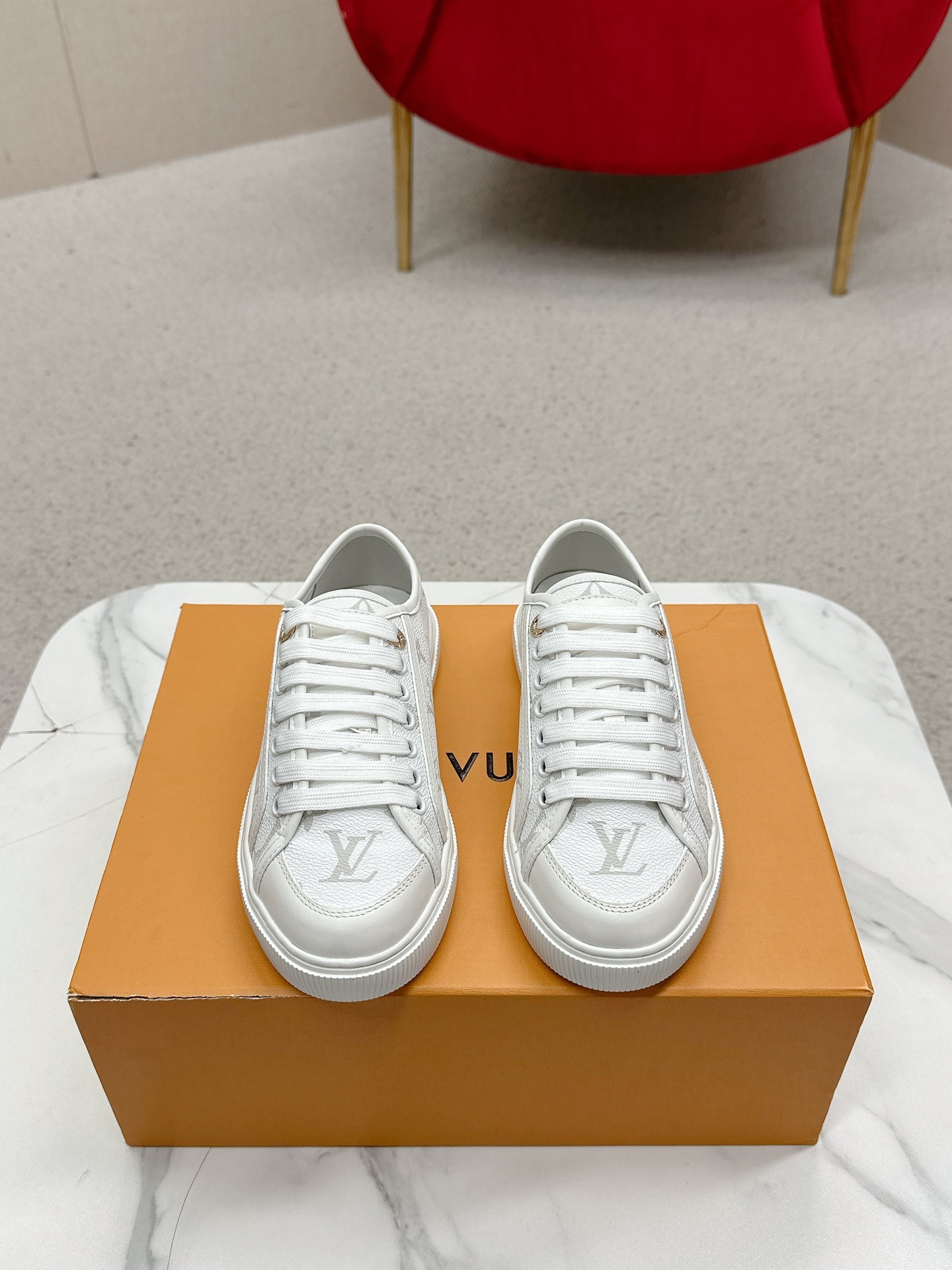 NO:265960,LV Louis Vuitton Lagoon Sneaker 25ss Spring and Summer New Denim Canvas Shoes Spring and Summer Limited Denim Denim fabric is really suitable for summer. The colors are refreshing and thin. It is much more comfortable than the trainer series. It is very suitable for spring and summer. It is popular for new shoes when it is launched. Lagoon Sneaker is made of Monogram denim, showing a classic style, exuding a light retro atmosphere and exquisite details, embellished with Louis Vuitton standard natural leather decoration and gold engraving logo perforated. It is equipped with Monogram floral pattern. The design is more perfect. It is really easy to wear and look good. It looks good with all styles. Size: 35-39 (customized for 40.41, no return or exchange), casual shoes/sports, louis vuitton, louis vuitton, sneakers19860909LV路易威登 Lagoon Sneaker 25ss春夏新款 丹宁牛仔帆布鞋 春夏限定 牛仔面料真的太适合夏天了颜色清爽又很轻薄 比trainer系列舒适太多 非常适合春夏的样子 上市就热销爆卖新鞋款 Lagoon Sneaker 采用Monogram牛仔布制作,展现经典风格,散发淡淡的复古气息精致的细节,缀有路易威登标准的天然皮革装饰及金色鐫刻标志穿孔 并配有Monogram花卉图案 设计更完美 真的好穿又好看 搭配各种风格都好看Size:35-39（40.41定制 不退换）,休闲鞋/运动鞋,louis vuitton,louis vuitton,sneakers,Women's Shoes