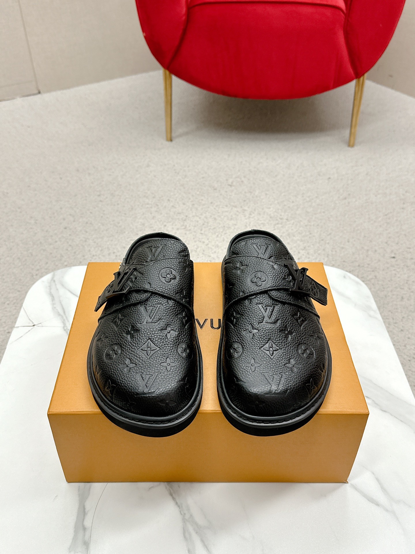 NO:265945,Women's model L’V Cosy Comfort flat-sole wool lug is wrapped in suede cowhide leather, which is upgraded to comfort with a tough insole and light miniature outsole. The decoration shows exquisite texture, just like the locking design of a classic Twist handbag. Suede cowhide and wool leather adjustable trim with tough insole Light miniature outsole Classic decoration Size 35-40 Women's model 39-44 (women's model 41.42 Men's model 45.46 can be customized without return), semi-trail, cowhide19860909女款 男款 L’V Cosy Comfort平底毛拖采用绒面牛皮革包裹舒软羊毛皮革内衬,以韧性鞋垫和轻盈微型外底升级舒适体验.装饰彰显考究质感,恰似经典Twist手袋的锁扣设计. 绒面牛皮革和羊毛皮革可调节饰带韧性鞋垫 轻盈微型外底 经典装饰 码数女款35-40 男款39-44（女款41.42 男款45.46可以定做不退换）,半拖,cowhide,Women's Shoes