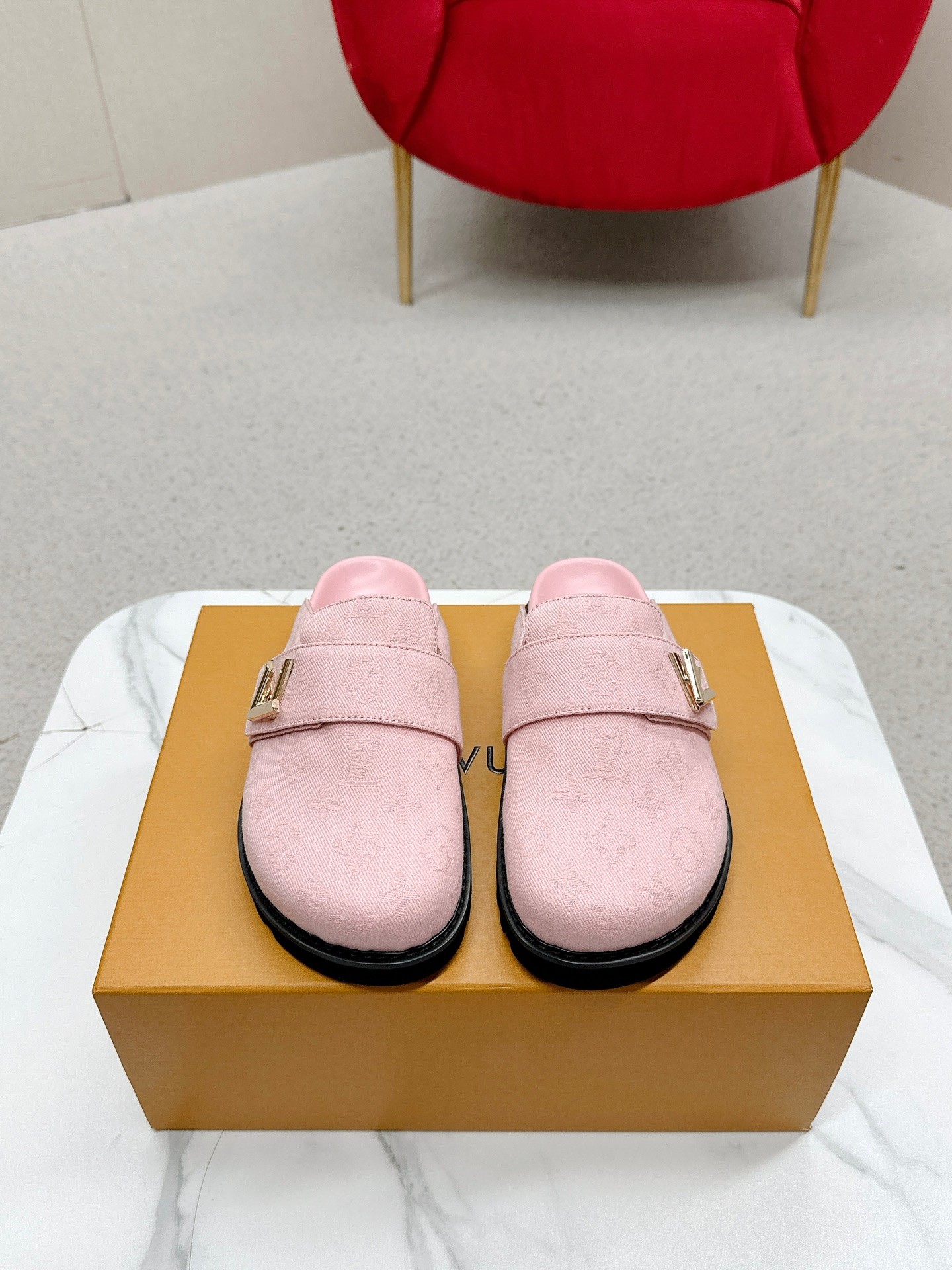 NO:265948,Women's L’V Cosy Comfort flat-sole wool lug is wrapped in suede cowhide leather, which is upgraded to comfort with a tough insole and light miniature outsole. The decoration shows exquisite texture, just like the locking design of a classic Twist handbag. Suede cowhide and wool leather adjustable trim with tough insole Light miniature outsole Classic decoration Size 35-40 for women (female 41 can be customized without return), semi-trail, cowhide19860909女款 L’V Cosy Comfort平底毛拖采用绒面牛皮革包裹舒软羊毛皮革内衬,以韧性鞋垫和轻盈微型外底升级舒适体验.装饰彰显考究质感,恰似经典Twist手袋的锁扣设计. 绒面牛皮革和羊毛皮革可调节饰带韧性鞋垫 轻盈微型外底 经典装饰 码数女款35-40（女款41可以定做不退换）,半拖,cowhide,Women's Shoes