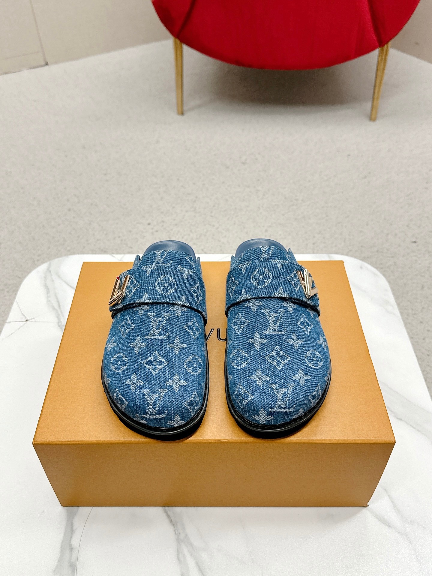 NO:265951,Women's model L’V Cosy Comfort flat-sole wool lug is wrapped in suede cowhide leather, which is upgraded to comfort with a tough insole and light miniature outsole. The decoration shows exquisite texture, just like the locking design of a classic Twist handbag. Suede cowhide and wool leather adjustable trim with tough insole Light miniature outsole Classic decoration Size 35-40 Women's model 39-44 (women's model 41.42 Men's model 45.46 can be customized without return), semi-trail, cowhide19860909女款 男款 L’V Cosy Comfort平底毛拖采用绒面牛皮革包裹舒软羊毛皮革内衬,以韧性鞋垫和轻盈微型外底升级舒适体验.装饰彰显考究质感,恰似经典Twist手袋的锁扣设计. 绒面牛皮革和羊毛皮革可调节饰带韧性鞋垫 轻盈微型外底 经典装饰 码数女款35-40 男款39-44（女款41.42 男款45.46可以定做不退换）,半拖,cowhide,Women's Shoes