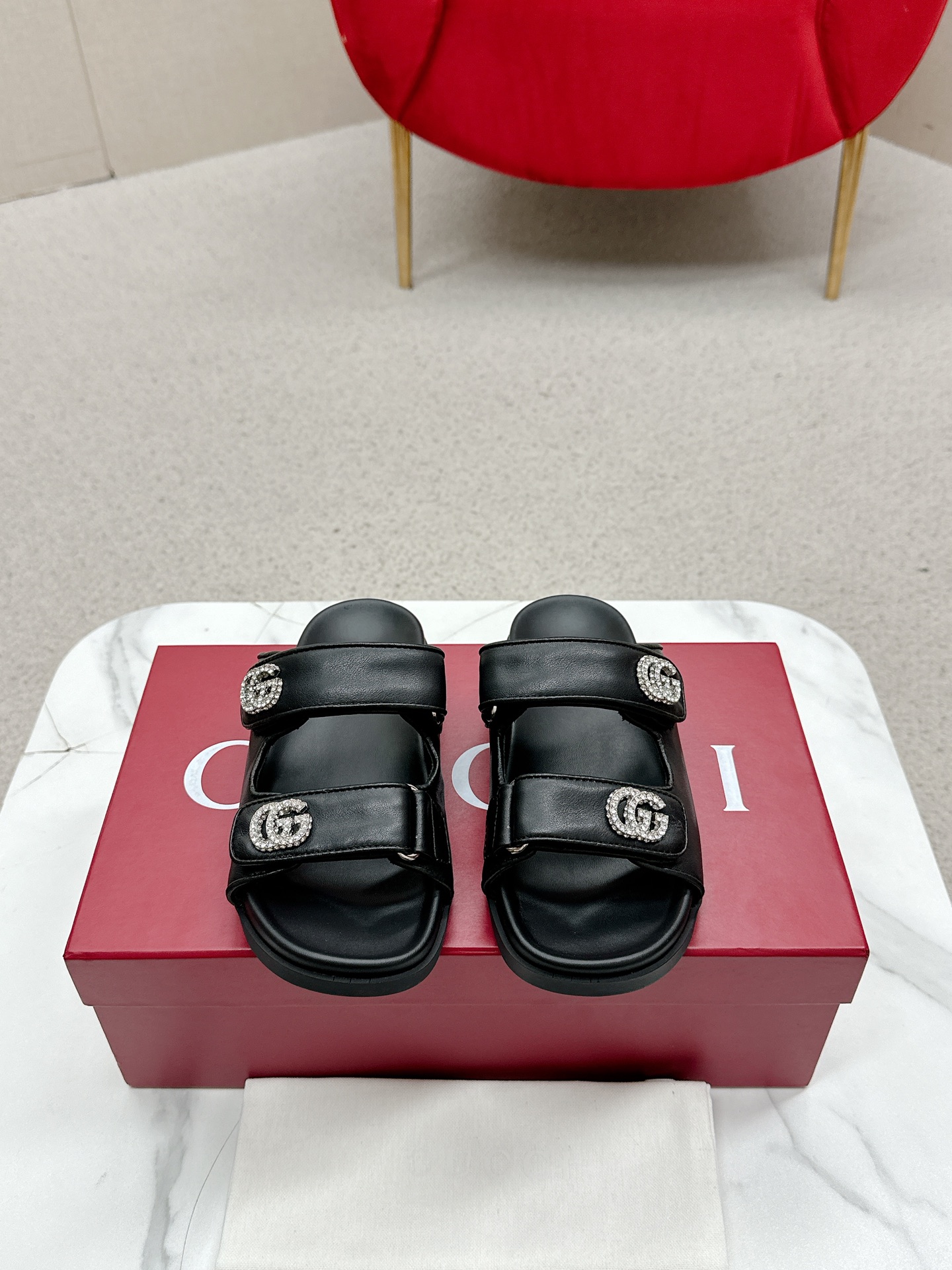 NO:265971,Gucci Early Spring Series GG Classic Old Cloth Beach Sandals are made from classic GG Old Cloth Canvas fabric with double G metal buckles as the brand's iconic symbol to create a stunning rejuvenation of works!  Original fabric custom imported double G presbyopia/imported sheepskin imported cowhide heel 2.0CM thick sole, large sole mold imported rubber sole, size 35-40 (41 custom made without return or exchange), slippers sandals, gucci, sandals, slippers, cowhide, sheepskin19860909Gucci 早春系列GG经典老花布沙滩凉鞋由饰经典GG老花帆布织物面料配双G金属扣作为品牌的标志性象征制作而成打造令人惊艳的作品焕新演绎！ 面料原版定制进口双G老花/进口羊皮 内里进口牛皮 鞋跟2.0CM厚底 大底模具进口橡胶底 码数35-40（41定做不退换）,拖鞋凉鞋,gucci,sandals,slippers,cowhide,sheepskin,Women's Shoes