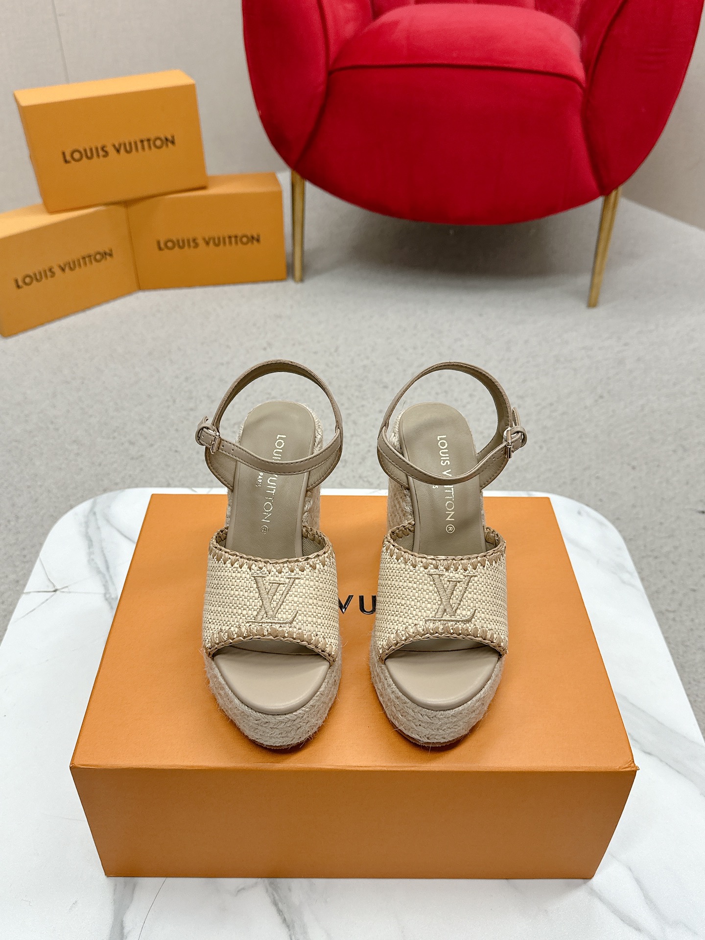 NO:417112,LV | Louis Vuitton Spring and Summer New Model Top version Original Consistent Counter Features Latest Model LV X TM Murakami Takashi jointly made the hemp rope wedge sandals Hard goods on new purchase level!  Full of high-end feeling!  A popular model from domestic and foreign bloggers, retro and fashionable, beautiful!  Official website main model★ Original custom cowhide print with upper imported sheepskin lining, original open molded sole, heel height 12cm, water table 3.5cm, shoe size: 35-40 (41 customization), high heels, sandals, louis vuitton, louis vuitton, sandals, high heels, cowhide, sheepskin19860909LV | 路易威登 春夏新款 顶级版本原版一致专柜主打最新款 LV X TM村上隆联名款麻绳坡跟凉鞋 硬货上新 代购级别！高级感十足！国内外博主刷爆的一款,复古又时髦上脚美炸了！官网主推款★ 鞋面原版定制牛皮印花 内里进口羊皮里 大底原版开模大底 跟高12cm 水台3.5cm 鞋码: 35-40（41定制）,高跟鞋凉鞋,louis vuitton,louis vuitton,sandals,high heels,cowhide,sheepskin,Women's Shoes