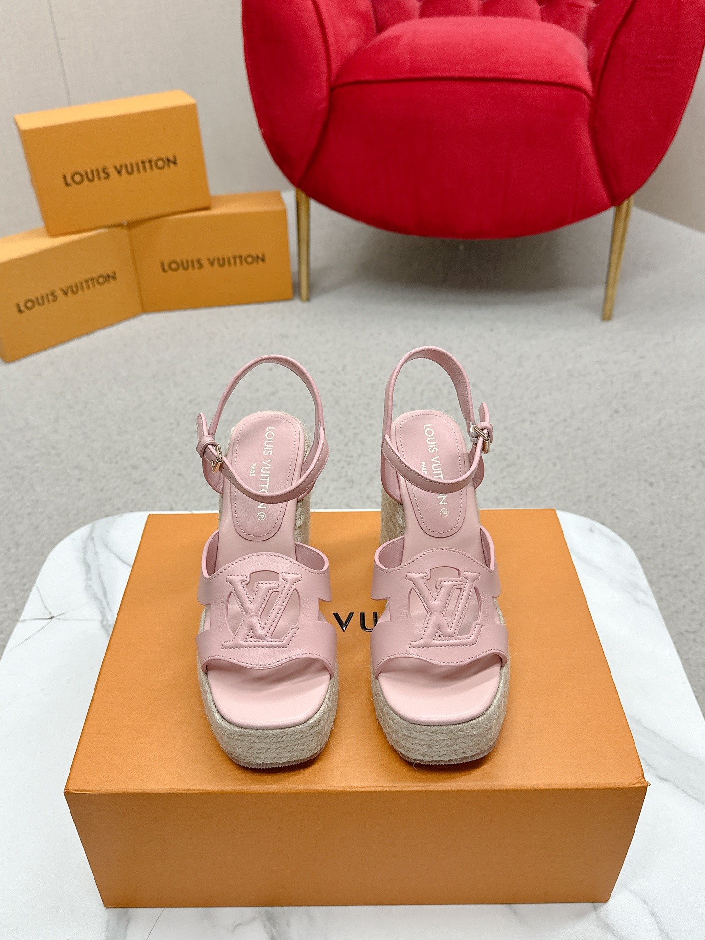 NO:417126,LV | Louis Vuitton Spring and Summer New Model Top version Original Consistent Counter Features Latest Model LV X TM Murakami Takashi jointly made the hemp rope wedge sandals Hard goods on new purchase level!  Full of high-end feeling!  A popular model from domestic and foreign bloggers, retro and fashionable, beautiful!  Official website main model★ Original custom cowhide print with upper imported sheepskin lining, original open molded sole, heel height 12cm, water table 3.5cm, shoe size: 35-40 (41 customization), high heels, sandals, louis vuitton, louis vuitton, sandals, high heels, cowhide, sheepskin19860909LV | 路易威登 春夏新款 顶级版本原版一致专柜主打最新款 LV X TM村上隆联名款麻绳坡跟凉鞋 硬货上新 代购级别！高级感十足！国内外博主刷爆的一款,复古又时髦上脚美炸了！官网主推款★ 鞋面原版定制牛皮印花 内里进口羊皮里 大底原版开模大底 跟高12cm 水台3.5cm 鞋码: 35-40（41定制）,高跟鞋凉鞋,louis vuitton,louis vuitton,sandals,high heels,cowhide,sheepskin,Women's Shoes