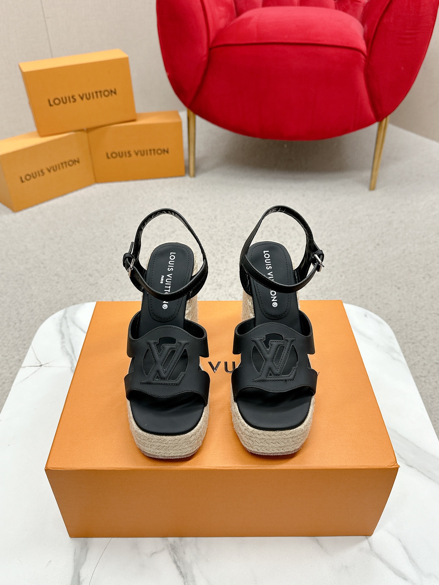 NO:265542,LV | Louis Vuitton Spring and Summer New Model Top version Original Consistent Counter Features Latest Model LV X TM Murakami Takashi jointly made the hemp rope wedge sandals Hard goods on new purchase level!  Full of high-end feeling!  A popular model from domestic and foreign bloggers, retro and fashionable, beautiful!  Official website main model★ Original custom cowhide print with upper imported sheepskin lining, original open molded sole, heel height 12cm, water table 3.5cm, shoe size: 35-40 (41 customization), sandals, louis vuitton, louis vuitton, sandals, cowhide, sheepskin19860909LV | 路易威登 春夏新款 顶级版本原版一致专柜主打最新款 LV X TM村上隆联名款麻绳坡跟凉鞋 硬货上新 代购级别！高级感十足！国内外博主刷爆的一款,复古又时髦上脚美炸了！官网主推款★ 鞋面原版定制牛皮印花 内里进口羊皮里 大底原版开模大底 跟高12cm 水台3.5cm 鞋码: 35-40（41定制）,凉鞋,louis vuitton,louis vuitton,sandals,cowhide,sheepskin,Women's Shoes