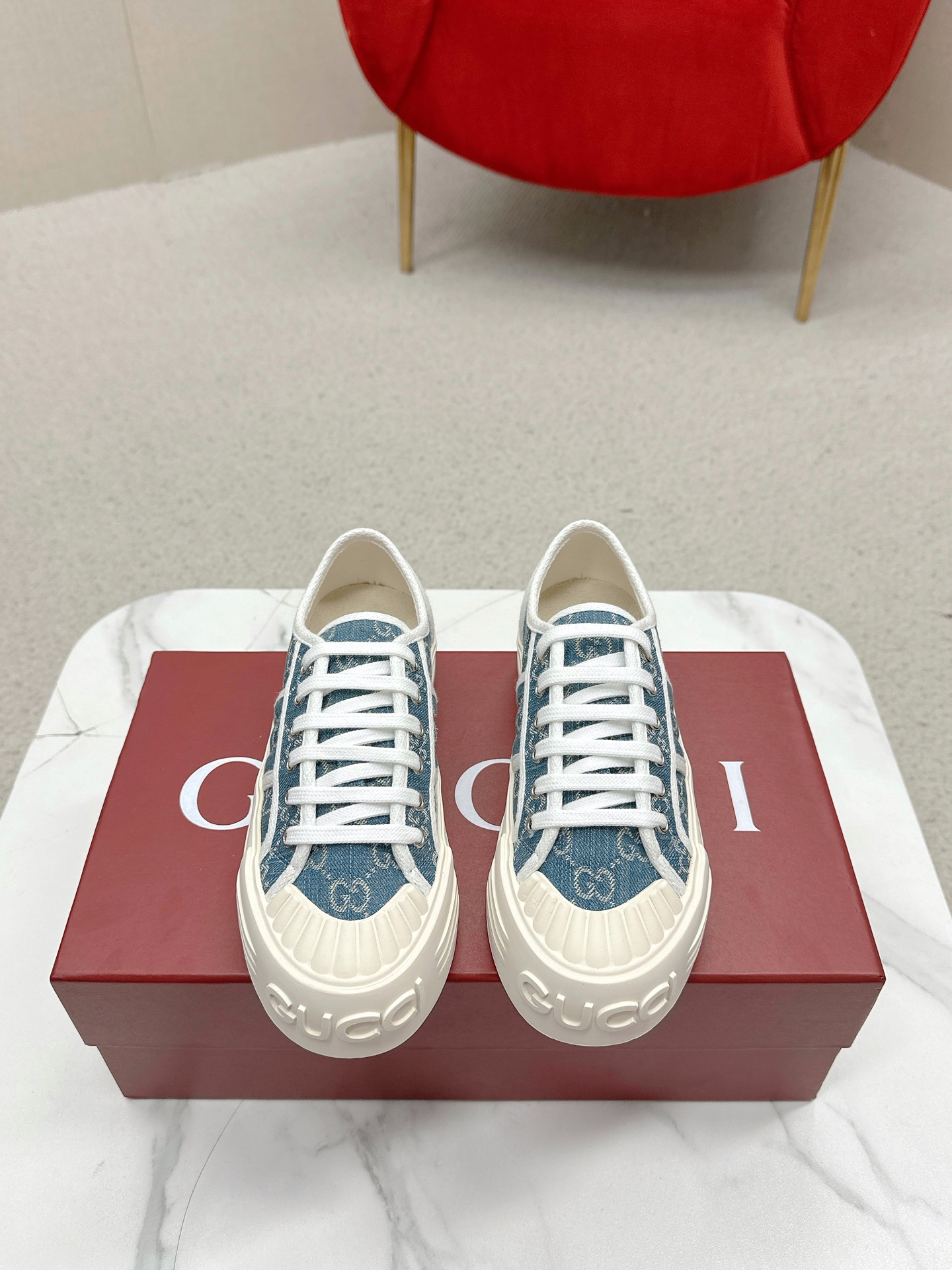 NO:265959,Women's G’ucci latest hit sneakers, this eye-catching item draws creative inspiration from the world of tennis. This sneaker is made of classic GG canvas tone beige and ebony, with thick sole and contrasting fabric piping that exudes a modern beauty. Classic GG canvas upper with an interlocking double G rubber outsole, 5.3 cm high!  Size 35-40 for women (34 and 41 for women are customized and do not return), casual shoes/sports shoes, sneakers19860909女款 G’ucci 最新爆款运动鞋,这件亮眼吸睛的单品从网球世界中汲取创作灵感.这款运动鞋采用同色调米色和乌木色经典GG帆布制成,厚实鞋底和撞色织物滚边流露现代美感. 鞋面经典GG帆布 大底互扣式双G橡胶大底,高5.3厘米！ 码数女款35-40（女款34和41定做不退）,休闲鞋/运动鞋,sneakers,Women's Shoes