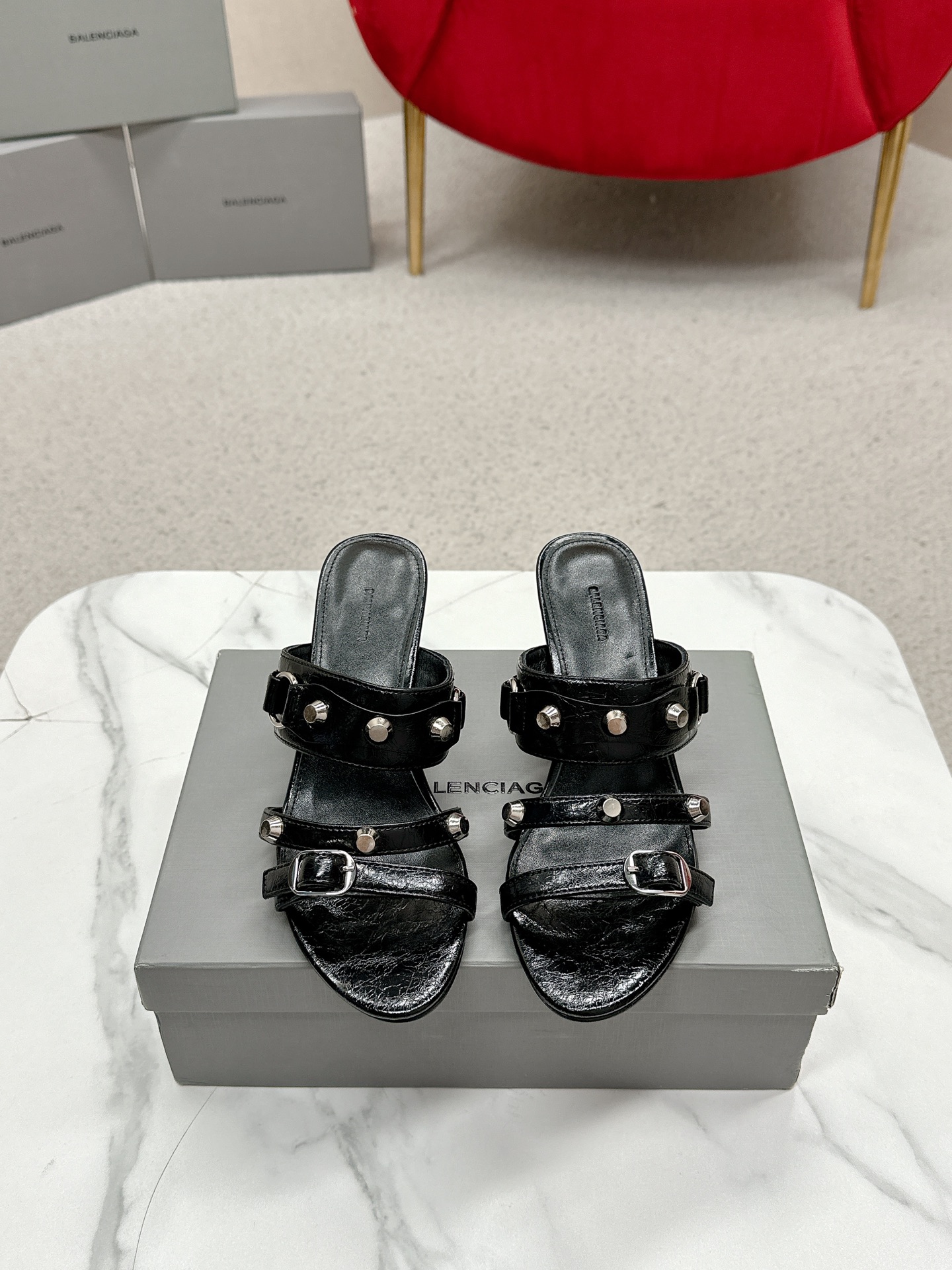 NO:265956,Balenciaga 25s spring and summer new style, double B-button pointed toe, sandals, single shoes, high heels. The high heels from Balenciaga are very good at grasping women's hearts!  The patent leather upper is paired with small logo rhinestones, which is simply beautiful!  The feet are shining brightly!  And it's very versatile!  This year's new models start to appear in bright and bright colors!  I also hope that women are bright!  !  Imported fetal cow patent leather, Neli sheep lining, Italian imported leather outsole, size #35-40 (41 customized, non-return, exchange), high heels, slippers, balenciaga, balenciaga, sandals, high heels, slippers, Leather soles19860909Balenciaga 25s春夏新款 双B 扣尖头 凉鞋 单鞋 高跟鞋 巴黎世家出的高跟鞋都很会拿捏女人心！漆皮的鞋面搭配logo小水钻,简直美呆了！上脚熠熠生辉！而且也很百搭！今年的新款开始出现明亮鲜艳的颜色！也希望女性都明媚！！ 材质进口胎牛漆皮 内里羊里 大底意大利进口真皮大底 码数#35-40（41 订做不退换）,高跟鞋拖鞋,balenciaga,balenciaga,sandals,high heels,slippers,Leather soles,Women's Shoes