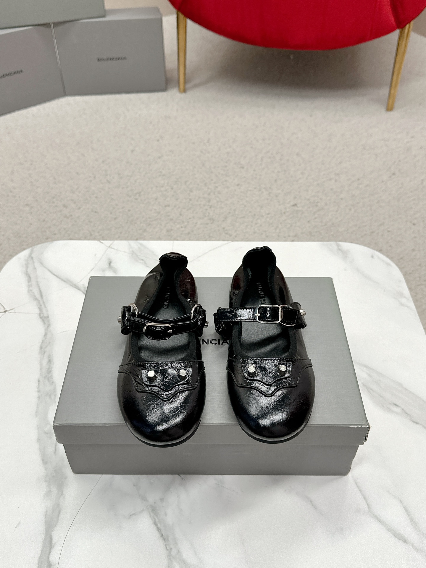 NO:265953,The new Balenciaga 25ss early autumn ballet shoes are worthy of being the ballet shoes produced by Balenciaga, which are full of retro feel! All uppers are hand-destroying and used. The head shape is adjusted and the foot is soft and glutinous. It is very soft and can be stored and convenient to carry when bent at will. The upper is imported cowhide and has a full sheepskin inside. The original open mold-resistant wear-resistant raw glue sole is super super light! ! Number of code #35-40 (34-41 custom made without return), ballet shoes, balenciaga, balenciaga, cowhide, sheepskin19860909Balenciaga 25ss 早秋新款芭蕾舞鞋无愧是巴黎世家出的芭蕾鞋都满满的复古感！ 鞋面全部对版做了手工破坏做旧 头型翘度做了调整上脚软糯糯的特别柔软 随意弯折都可收纳很方便携带 鞋面采用进口牛皮 內里全羊皮 原版开模耐磨生胶大底超超超超级轻！！ 码数#35-40（34-41订做不退换）,芭蕾舞鞋,balenciaga,balenciaga,cowhide,sheepskin,Women's Shoes