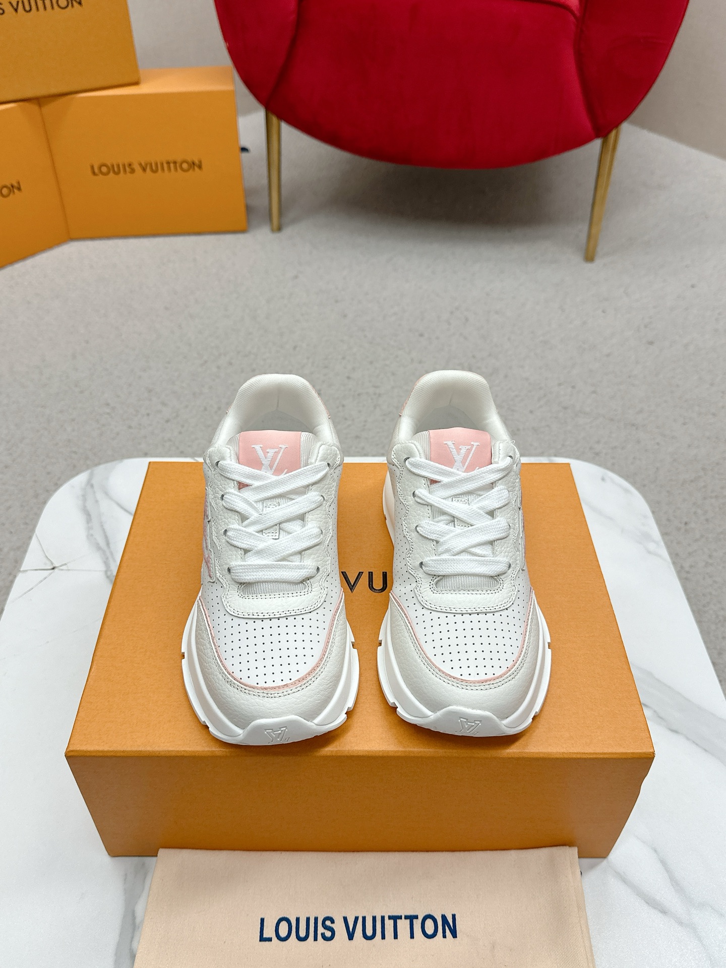 NO:265949,LV Louis Vuitton's latest spring and summer sneakers, 2025 spring and summer new style, top version original consistent counter focuses on the latest casual shoes, hard goods on the new purchasing level!  Full of high-end feeling!  A popular model by domestic and foreign bloggers, retro and fashionable, height-enhancing artifact, which is beautiful and beautiful!  Wear it with a lot of happiness!  Official website main model Upper: lychee pattern calfskin (the texture is delicate and not very thick) fabric inner part: Italian imported breathable gauze mesh Outsole: original molded TPU outsole Size for women 35-40 (women's 41 customization), casual shoes/sports shoes, louis vuitton, louis vuitton, sneakers, cowhide19860909LV路易威登春夏最新款运动鞋 2025春夏新款 顶级版本原版一致专柜主打最新款休闲鞋 硬货上新代购级别！高级感十足！国内外博主刷爆的一款,复古又时髦 增高神器 上脚美炸了！穿上满满的幸福感！官网主推款 鞋面:荔枝纹小牛皮（纹路细腻不是很粗那种）面料内里:意大利进口透气纱网 大底:原版开模TPU大底Size 女35-40（女款41定制）,休闲鞋/运动鞋,louis vuitton,louis vuitton,sneakers,cowhide,Women's Shoes