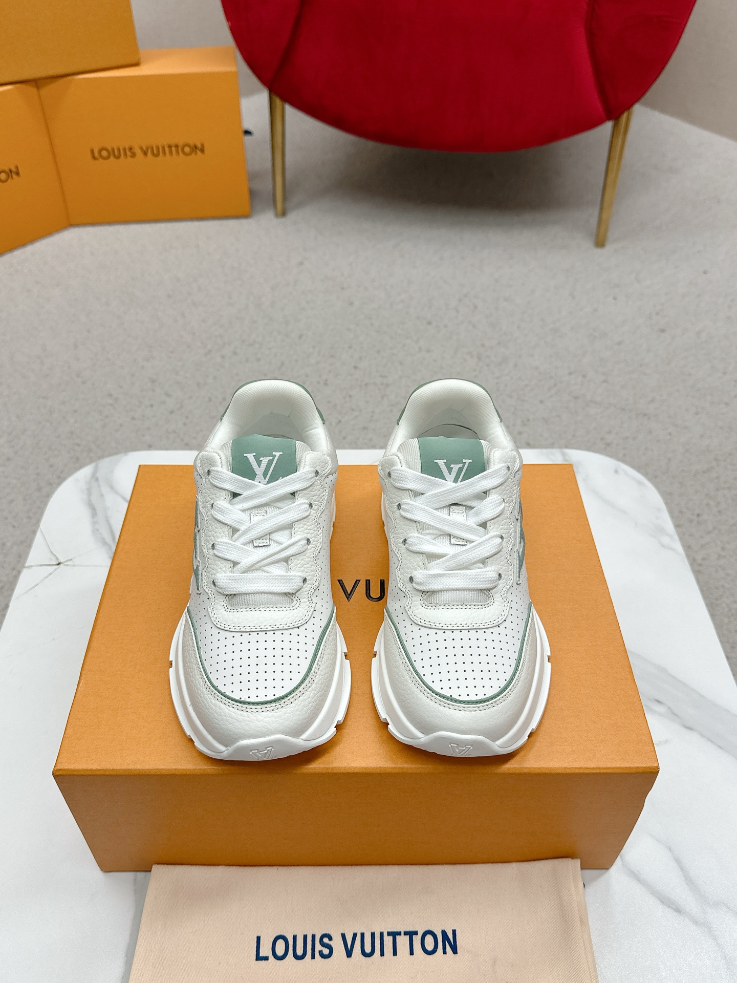 NO:265952,LV Louis Vuitton's latest spring and summer sneakers, 2025 spring and summer new style, top version original consistent counter focuses on the latest casual shoes, hard goods on the new purchasing level!  Full of high-end feeling!  A popular model by domestic and foreign bloggers, retro and fashionable, height-enhancing artifact, which is beautiful and beautiful!  Wear it with a lot of happiness!  Official website main model: upper: lychee pattern calfskin (the texture is delicate and not very thick) fabric inner: Italian imported breathable gauze mesh Outsole: original mold opening TPU outsole Size: women's model 35-40 men's 39-44 (women's model 41. men's model 45 customized), casual shoes/sports shoes, louis vuitton, louis vuitton, sneakers, cowhide19860909LV路易威登春夏最新款运动鞋 2025春夏新款 顶级版本原版一致专柜主打最新款休闲鞋 硬货上新代购级别！高级感十足！国内外博主刷爆的一款,复古又时髦 增高神器 上脚美炸了！穿上满满的幸福感！官网主推款 鞋面:荔枝纹小牛皮（纹路细腻不是很粗那种）面料内里:意大利进口透气纱网 大底:原版开模TPU大底Size:女款35-40男39-44（女款41.男款45定制）,休闲鞋/运动鞋,louis vuitton,louis vuitton,sneakers,cowhide,Women's Shoes