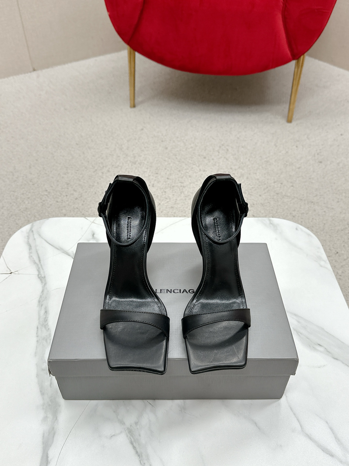 NO:265946,Balenciaga 25s spring and summer new pointed toe sandals, single shoes, high heels. The high heels from Balenciaga are very good at grasping the hearts of women!  The patent leather upper is simply beautiful!  The feet are shining brightly!  And it's very versatile!  This year's new models start to appear in bright and bright colors!  I also hope that women are bright!  !  Imported fetal beef patent leather, Neli sheep lining, Italian imported leather outsole, size #35-40 (41 customized, non-return, exchange), high heels, sandals, balenciaga, balenciaga, sandals, high heels, Leather soles19860909Balenciaga 25s春夏新款尖头 凉鞋 单鞋 高跟鞋 巴黎世家出的高跟鞋都很会拿捏女人心！漆皮的鞋面,简直美呆了！上脚熠熠生辉！而且也很百搭！今年的新款开始出现明亮鲜艳的颜色！也希望女性都明媚！！ 材质进口胎牛漆皮 内里羊里 大底意大利进口真皮大底 码数#35-40（41 订做不退换）,高跟鞋凉鞋,balenciaga,balenciaga,sandals,high heels,Leather soles,Women's Shoes