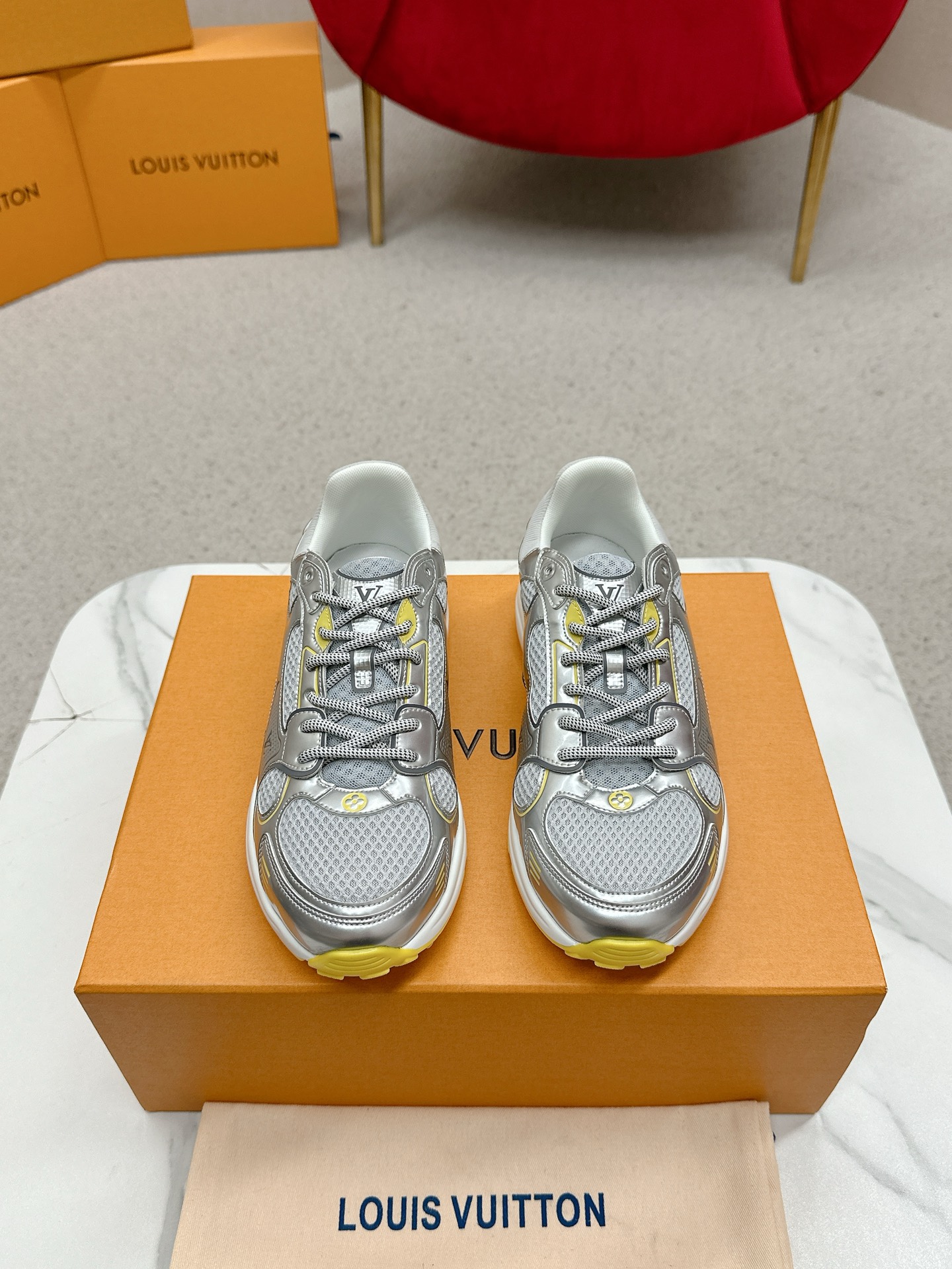 NO:403536,Top version of couples women LV Louis Vuit L Home Donkey Brand Latest Olympia series couples silver horn king casual sports shoes running shoes This LV Olympia sneakers combine mesh fabrics with metal texture synthetic leather and other technological fabrics, reinterpreting the classic running shoes design with neat and simple design. Light EVA outsole makes for a comfortable and flexible wearing experience. Monogram embossed and LV letters and other rich details establish recognition. Delivery counter exquisite packaging Fabric: original imported technology fabric + mesh surface Inner original customized breathable mesh Sole original open mold rubber foam material Sole thickness 3.5CM Size: women's 35-40 / men's 39-44 (women's 41 men's 45 custom-made non-return and exchange), dad shoes, louis vuitton, louis  vuitton, louis vuitton, alexander wang, louis vuitton, sneakers19860909顶级版本情侣款 女 LV 路易威L家 驴牌 最新Olympia系列 情侣款 银角大王 休闲 运动鞋 跑鞋 本款 LV Olympia 运动鞋融合网格面料与金属质感合成皮革等科技面料,以利落简约设计重绎经典跑鞋设计.轻盈 EVA 外底成就舒弹穿着体验.Monogram 压纹与 LV 字母等丰富细节树立辨识度 配送专柜精美包装 面料:原版进口科技面料+网面 内里原版定制透气网里 鞋底原版开模橡胶发泡材质 底厚3.5CM Size:女款35-40 / 男款39-44（女款41男款45定做不退换）,老爹鞋,louis vuitton,louis vuitton,louis vuitton,alexander wang,louis vuitton,sneakers,Women's Shoes