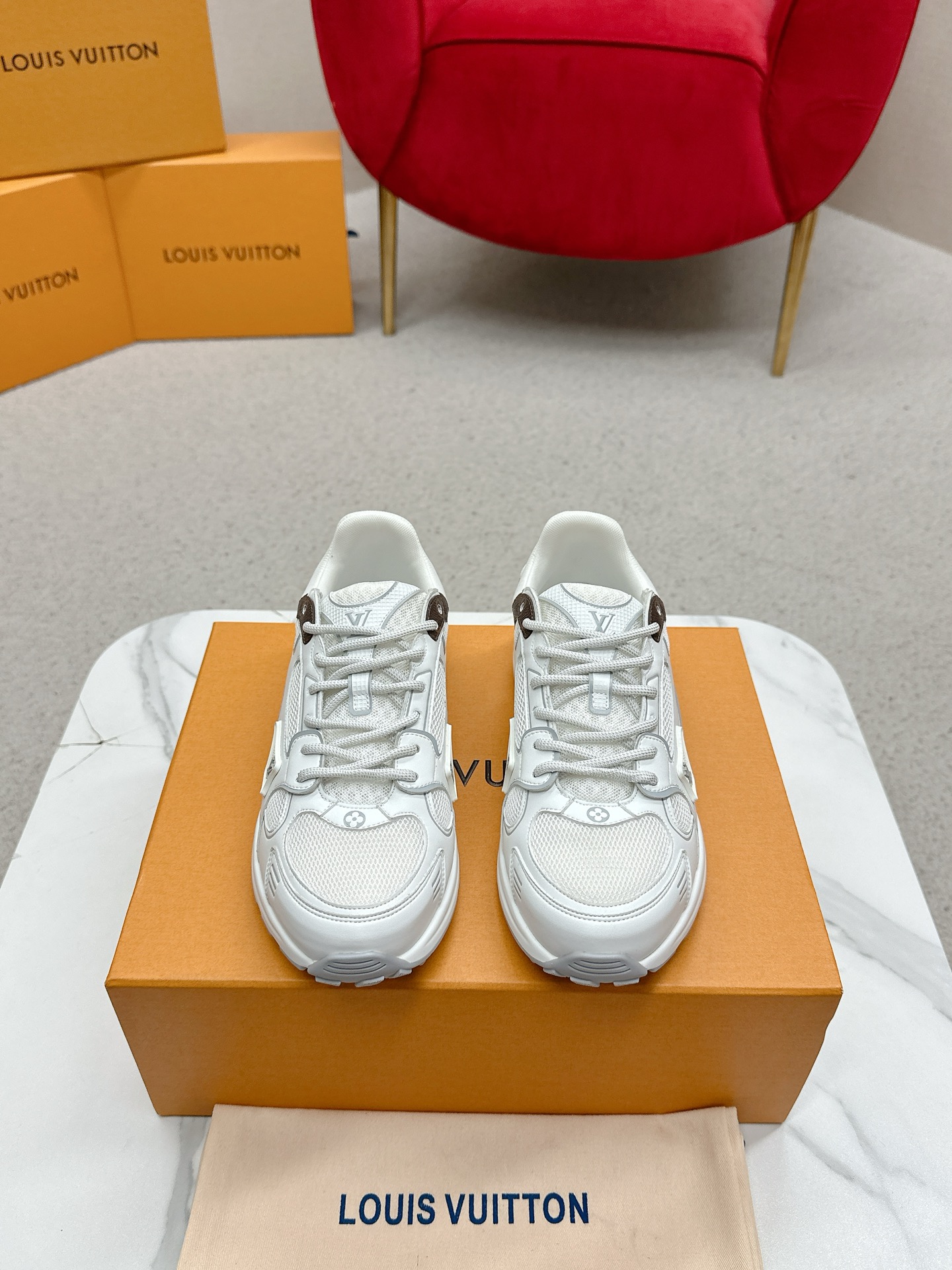 NO:265943,Women's top version of couples LV Louis Vuit L Home Donkey Brand Latest Olympia Series Couple Style Silver Horn King Casual Sports Shoes Running Shoes This model LV Olympia Sports Shoes combine mesh fabrics with metal texture synthetic leather and other technological fabrics, reinterpreting the classic running shoe design with neat and simple design. Light EVA outsole makes for a comfortable and flexible wearing experience. Monogram embossed and LV letters and other rich details establish recognition. Delivery counter exquisite packaging Fabric: original imported technology fabric   mesh surface Inner original customized breathable mesh Sole original open mold rubber foam material Sole thickness 3.5CM Size: Women's 35-40 / Men's 39-44 (women's 41 men's 45 custom-made non-return and exchange), casual shoes/sports, louis  vuitton, louis vuitton, louis vuitton, alexander wang, louis vuitton, sneakers19860909女款男款顶级版本情侣款 LV 路易威L家 驴牌 最新Olympia系列 情侣款 银角大王 休闲 运动鞋 跑鞋 本款 LV Olympia 运动鞋融合网格面料与金属质感合成皮革等科技面料,以利落简约设计重绎经典跑鞋设计.轻盈 EVA 外底成就舒弹穿着体验.Monogram 压纹与 LV 字母等丰富细节树立辨识度 配送专柜精美包装 面料:原版进口科技面料 网面 内里原版定制透气网里 鞋底原版开模橡胶发泡材质 底厚3.5CM Size:女款35-40 / 男款39-44（女款41男款45定做不退换）,休闲鞋/运动鞋,louis vuitton,louis vuitton,louis vuitton,alexander wang,louis vuitton,sneakers,Women's Shoes